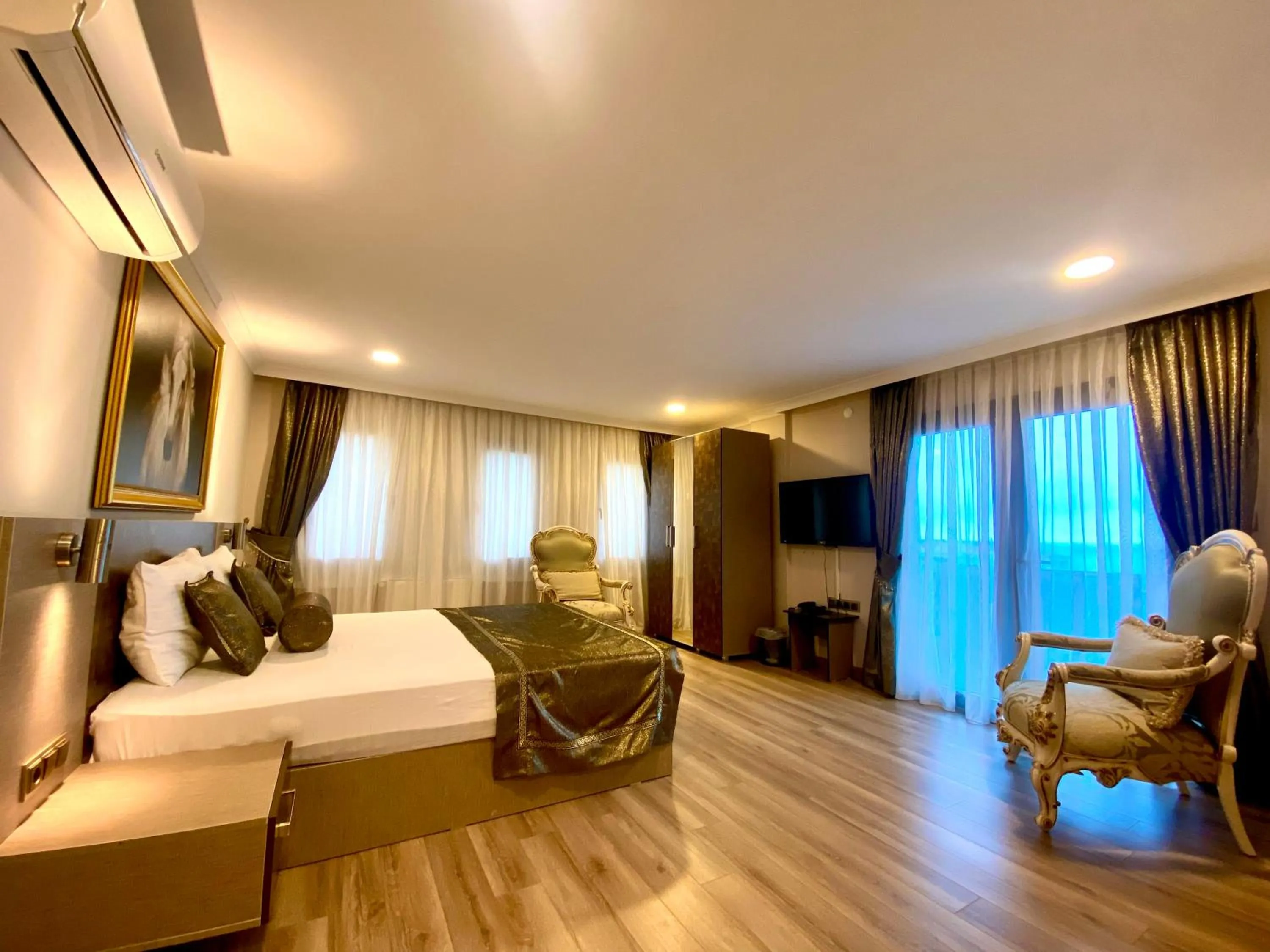 Photo of the whole room, Seating Area in Caykent Suites Deluxe Hotel