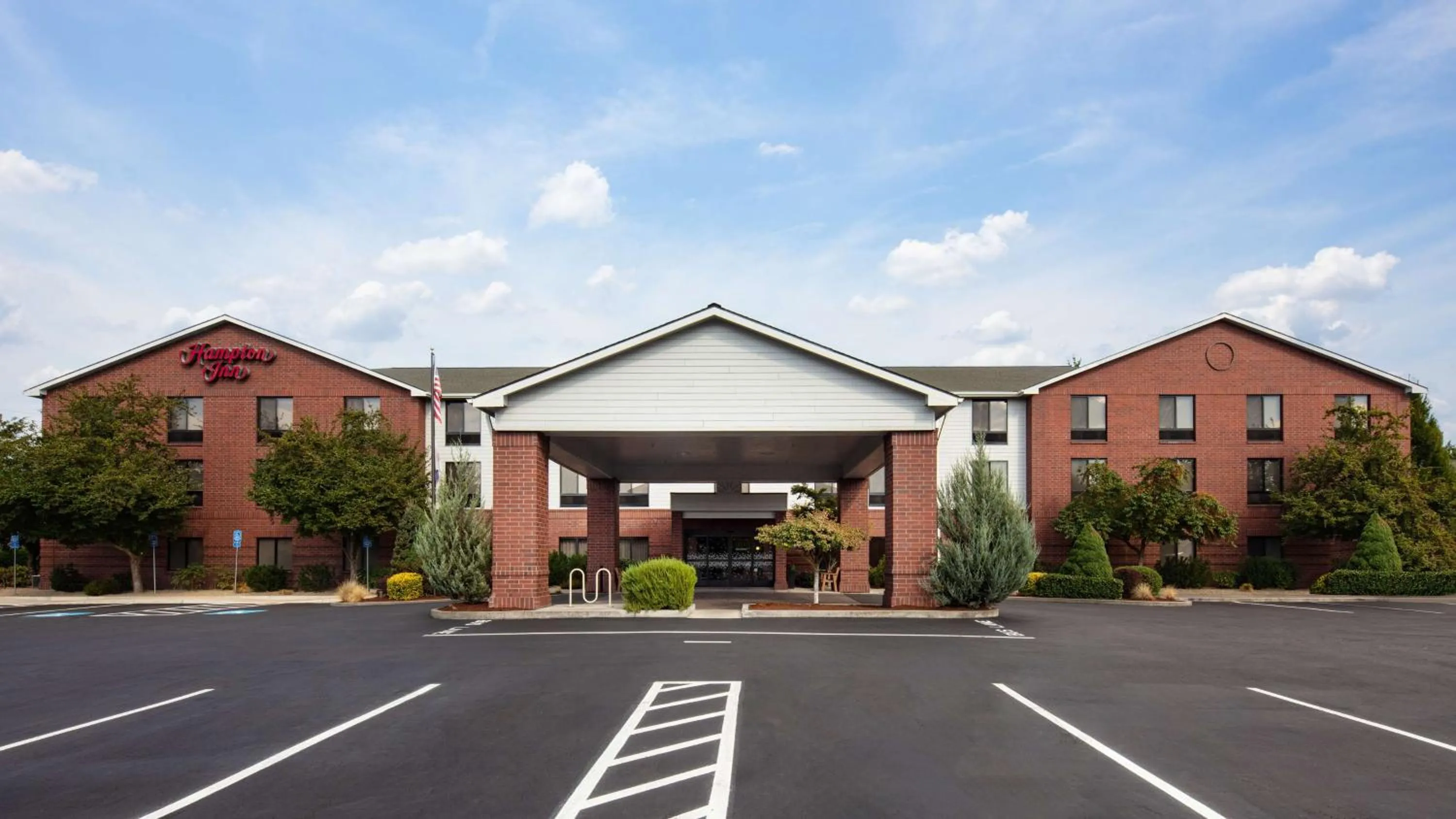 Property building in Hampton Inn Medford