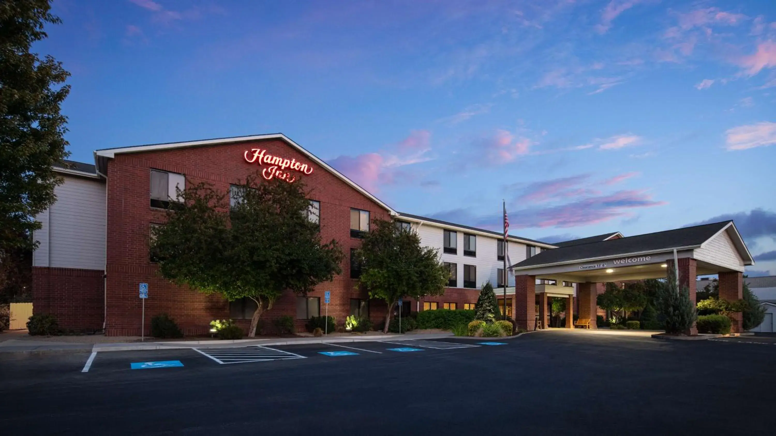 Property building in Hampton Inn Medford Property building in Hampton Inn Medford