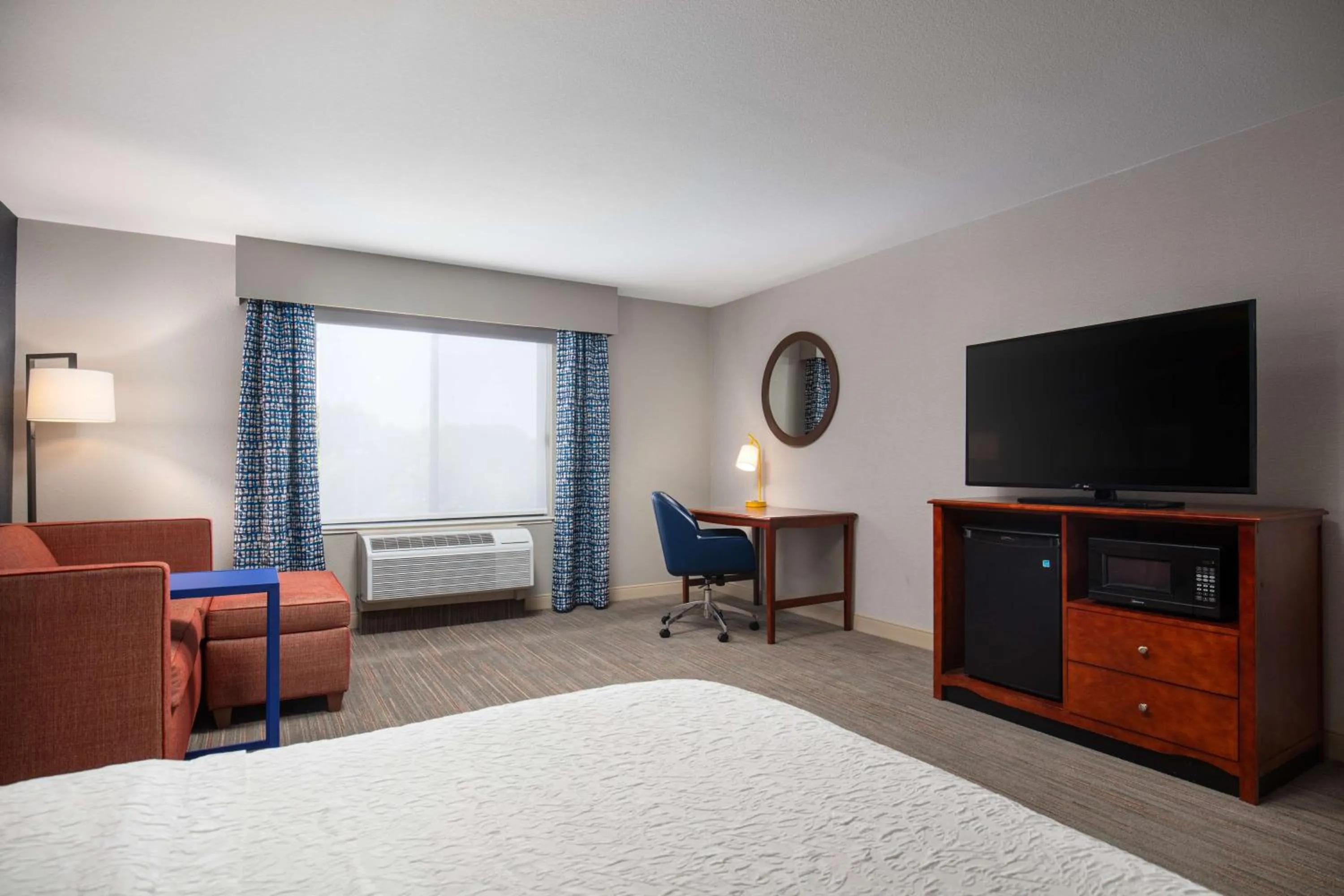 Living room, Bed in Hampton Inn Medford
