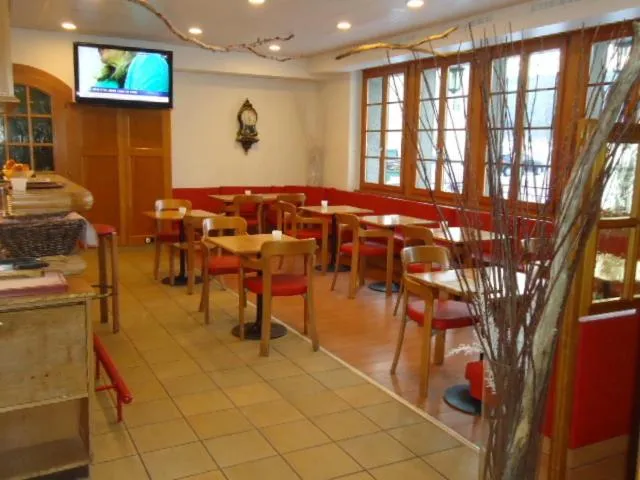 Restaurant/places to eat in Hotel de la Lande