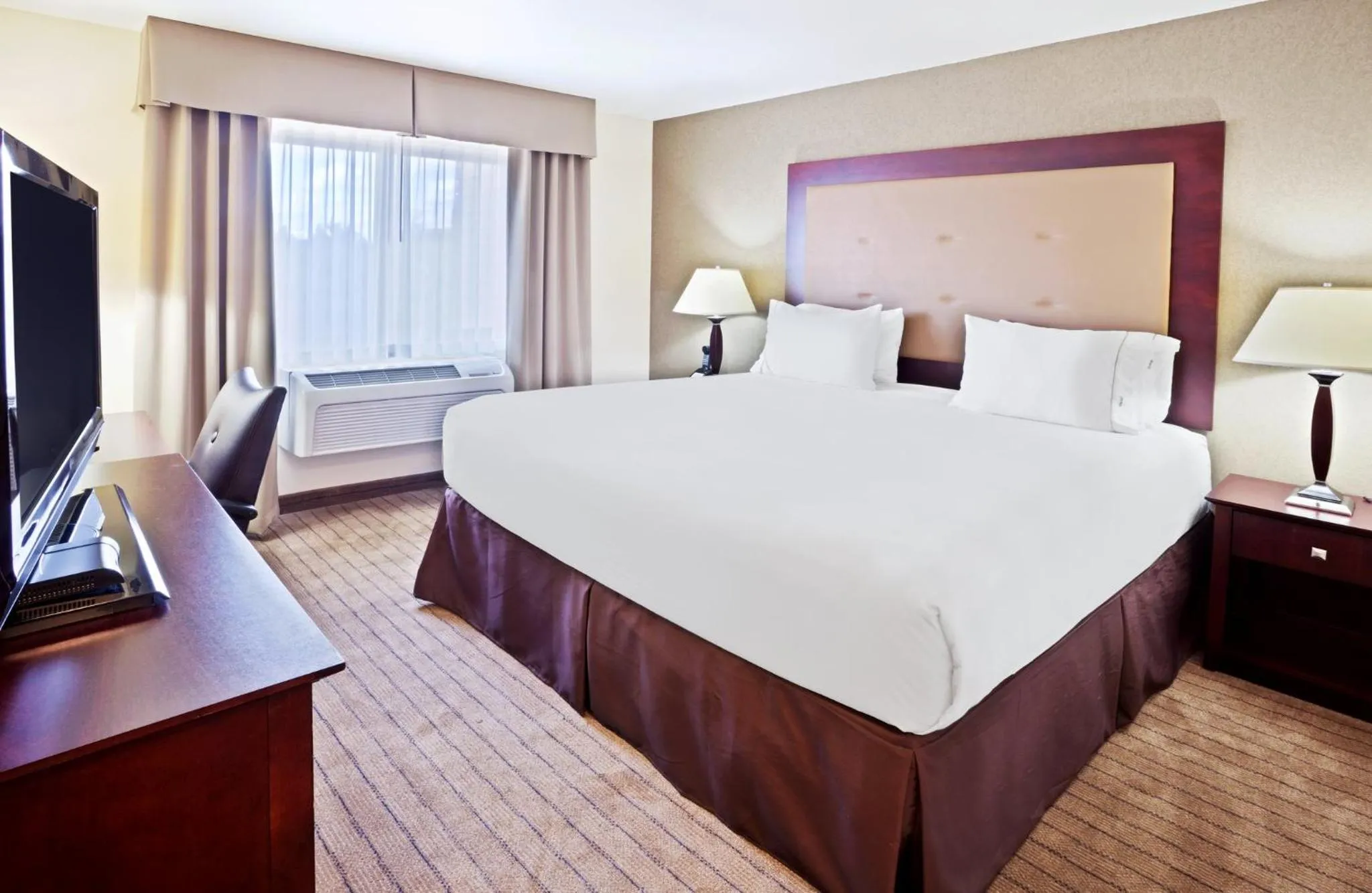 Photo of the whole room, Bed in Holiday Inn Express Portland South - Lake Oswego by IHG