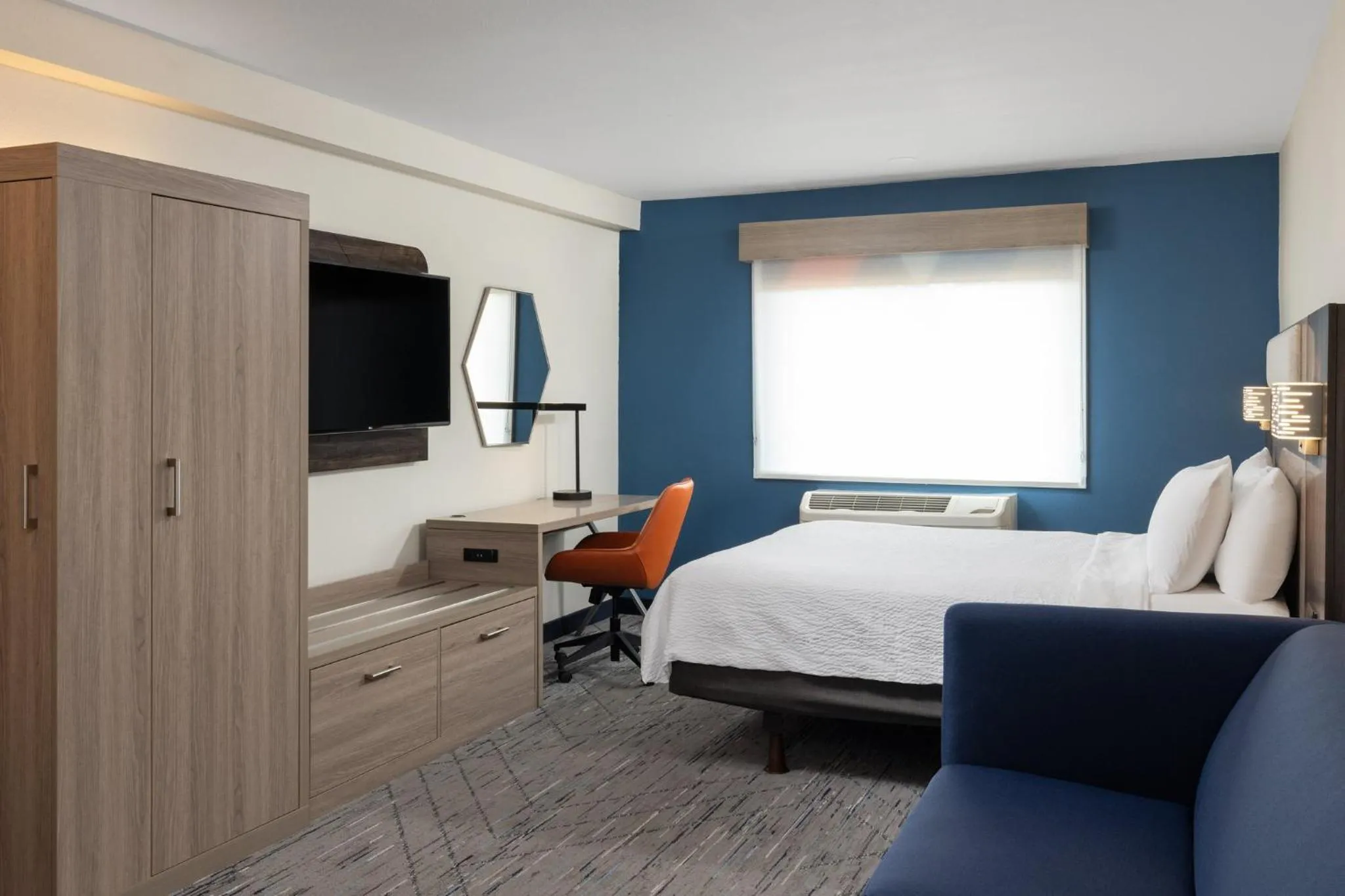 Photo of the whole room, Bed in Holiday Inn Express Portland South - Lake Oswego by IHG