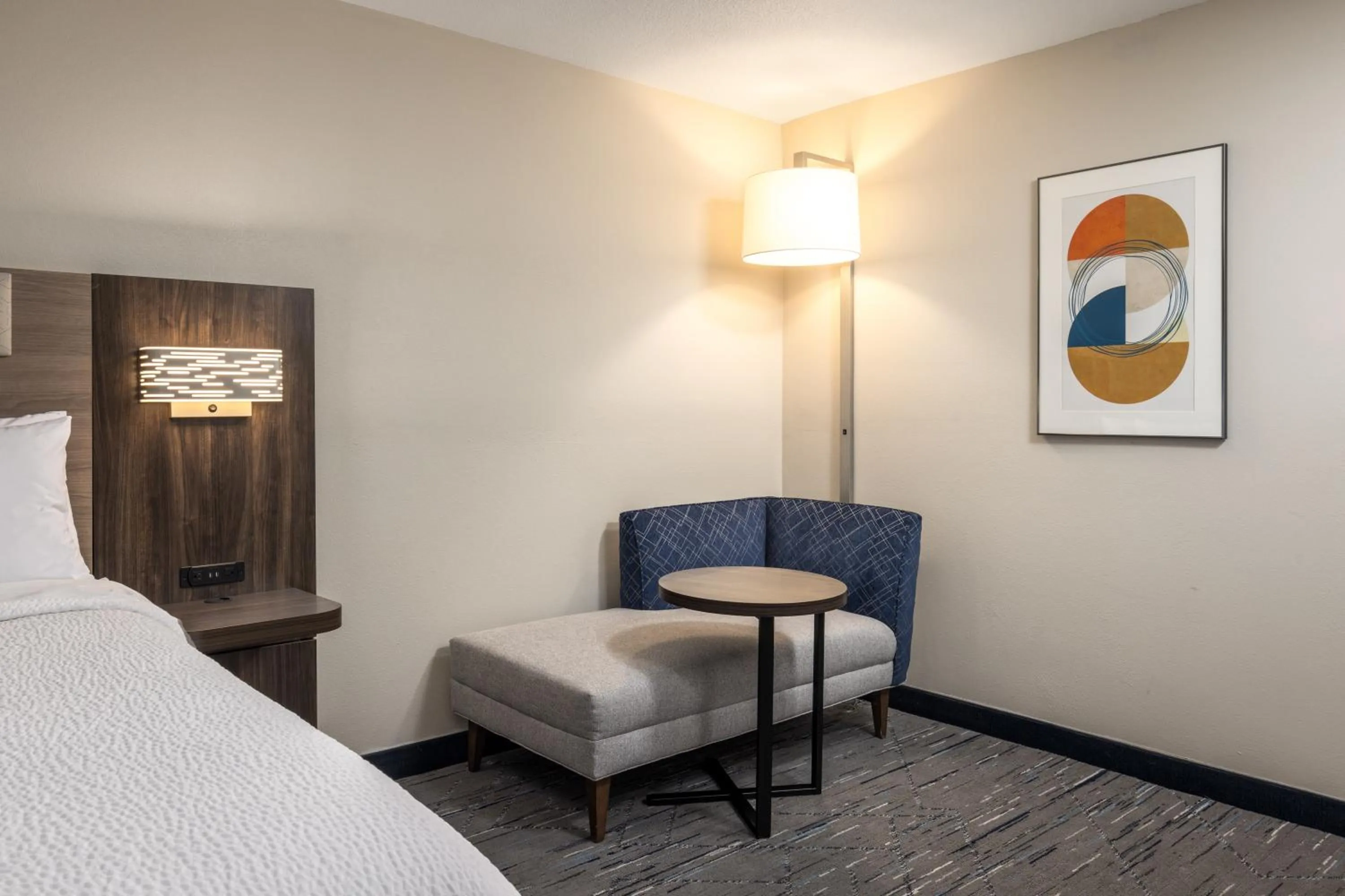 Seating area, Bed in Holiday Inn Express Portland South - Lake Oswego by IHG