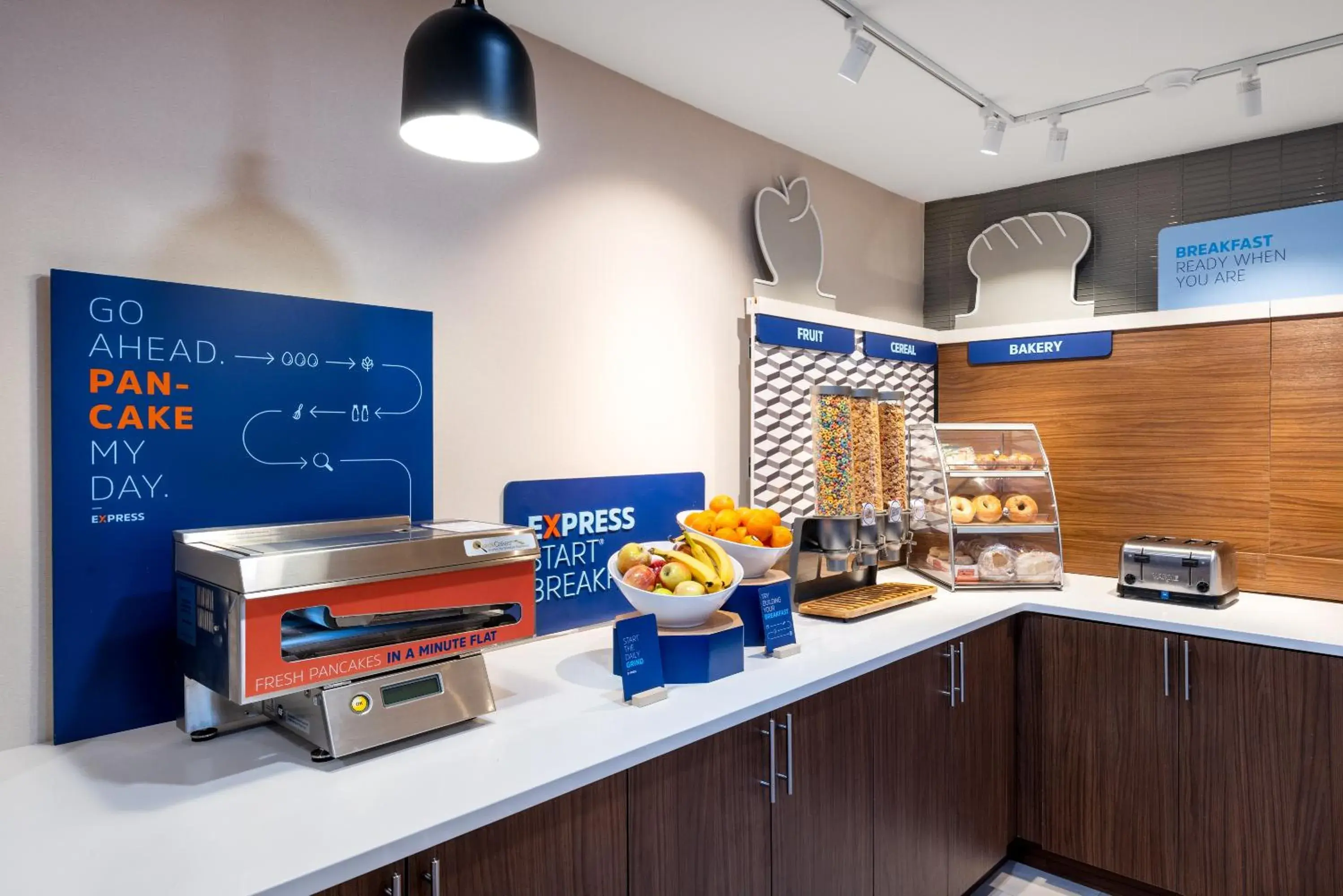 Breakfast in Holiday Inn Express Portland South - Lake Oswego by IHG Breakfast in Holiday Inn Express Portland South - Lake Oswego by IHG