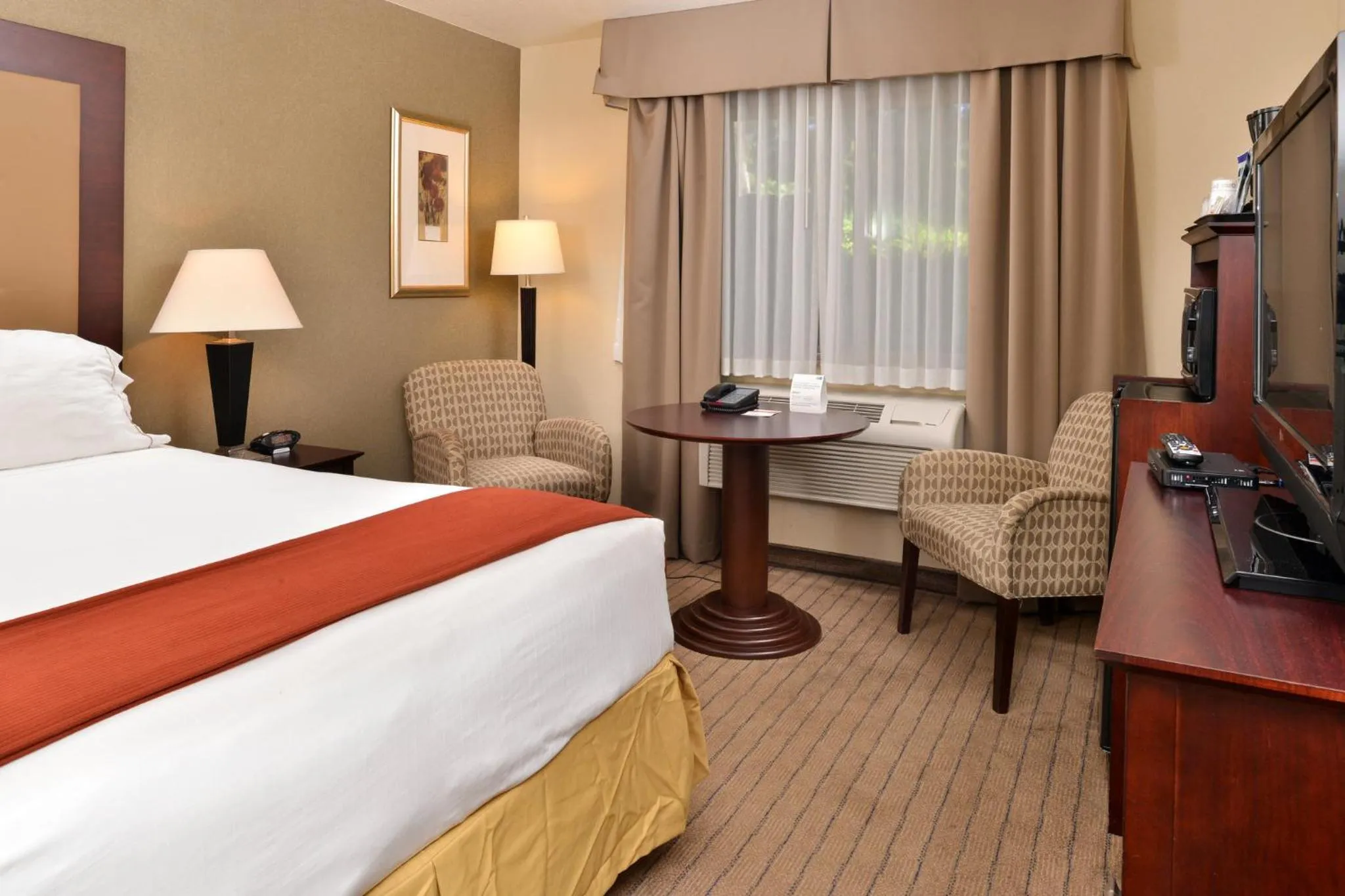 Photo of the whole room, Bed in Holiday Inn Express Portland South - Lake Oswego by IHG