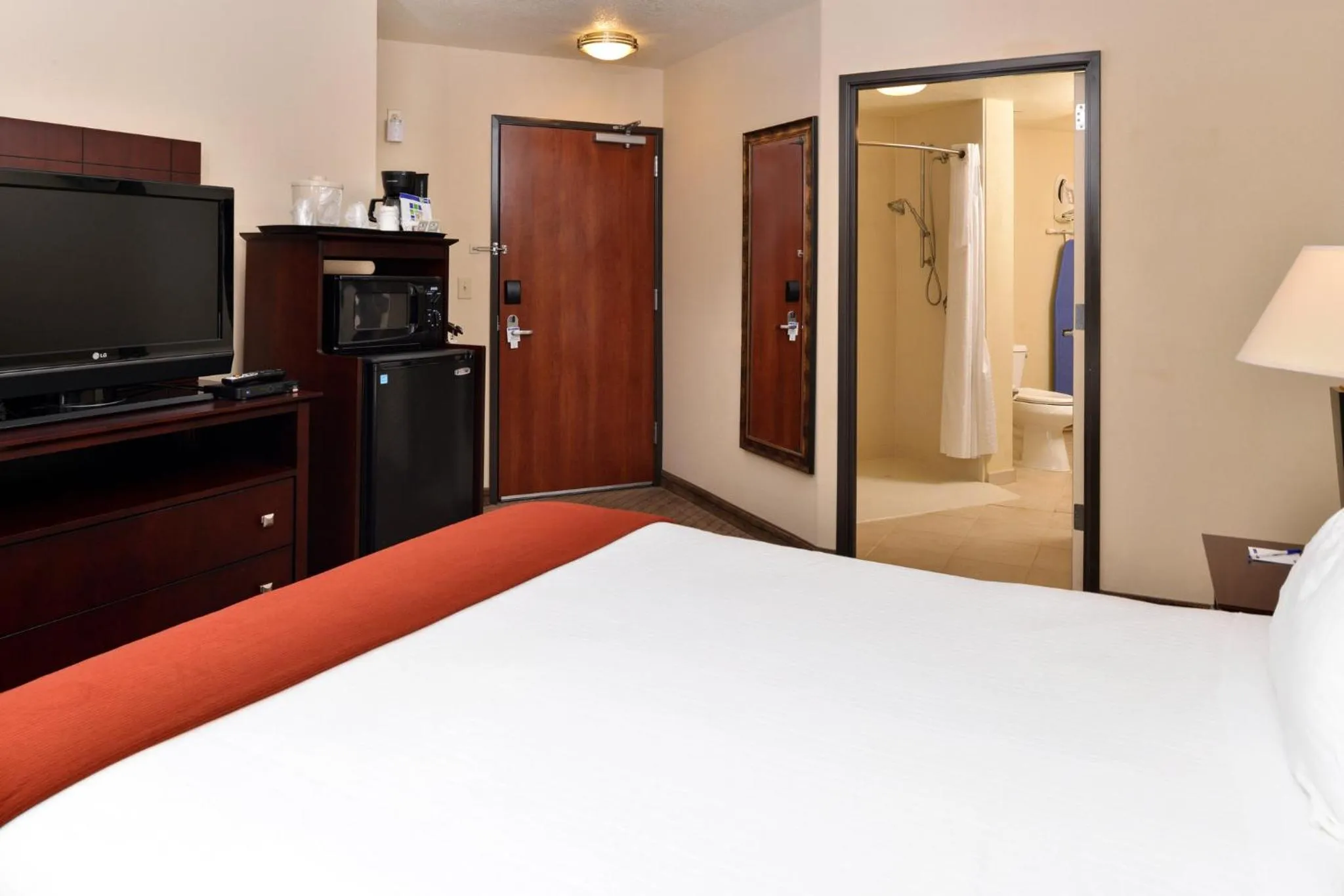 Photo of the whole room, Bed in Holiday Inn Express Portland South - Lake Oswego by IHG