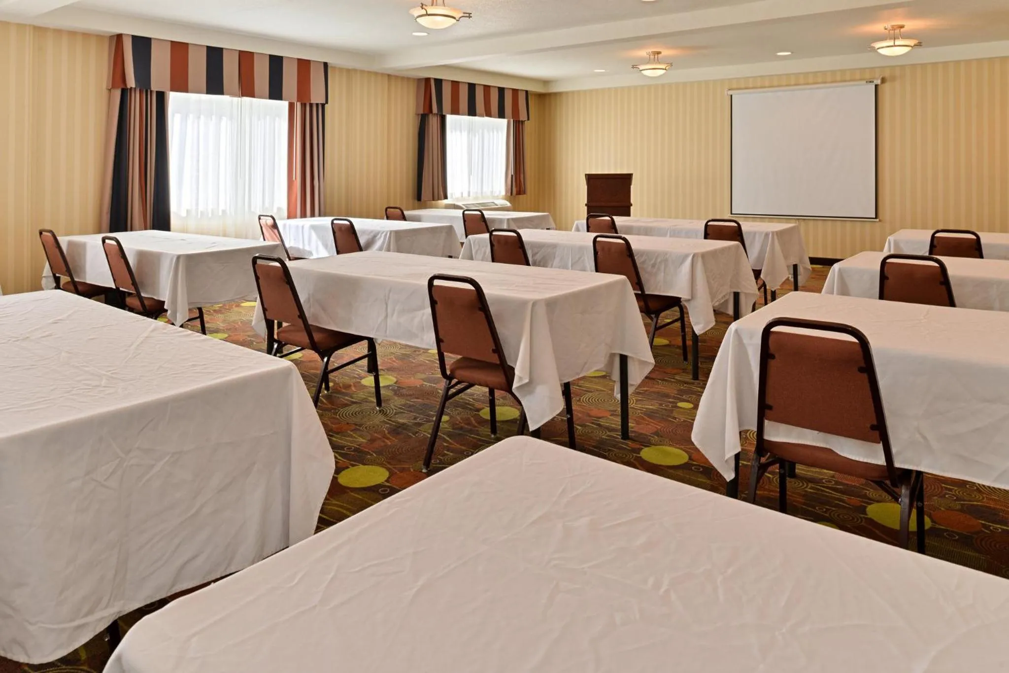 Meeting/conference room in Holiday Inn Express Portland South - Lake Oswego by IHG