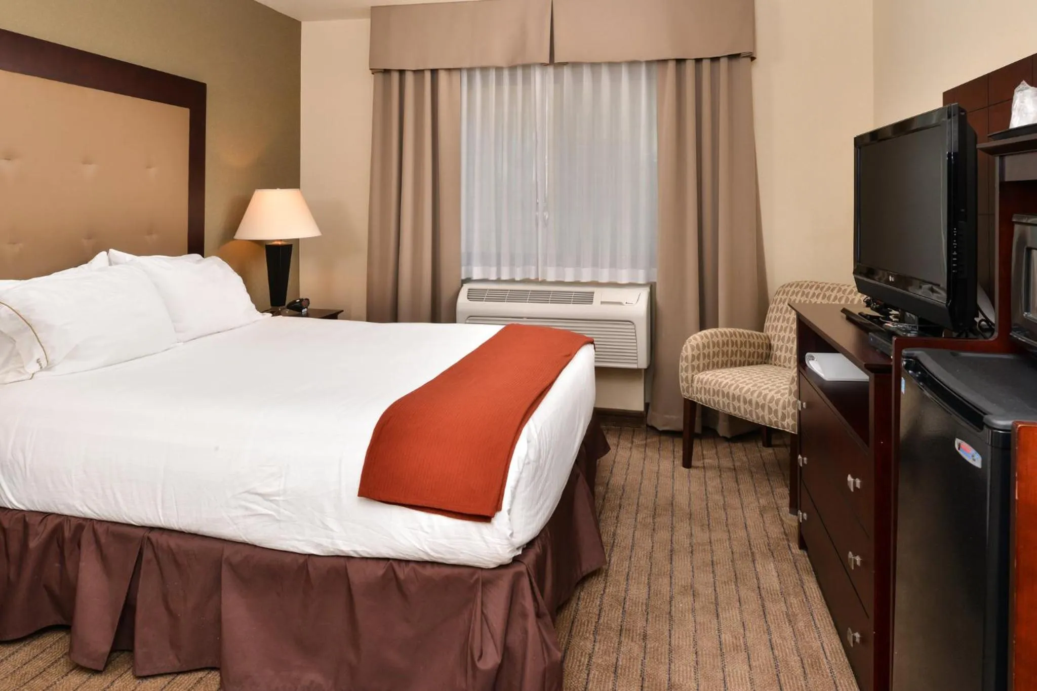 Photo of the whole room, Bed in Holiday Inn Express Portland South - Lake Oswego by IHG
