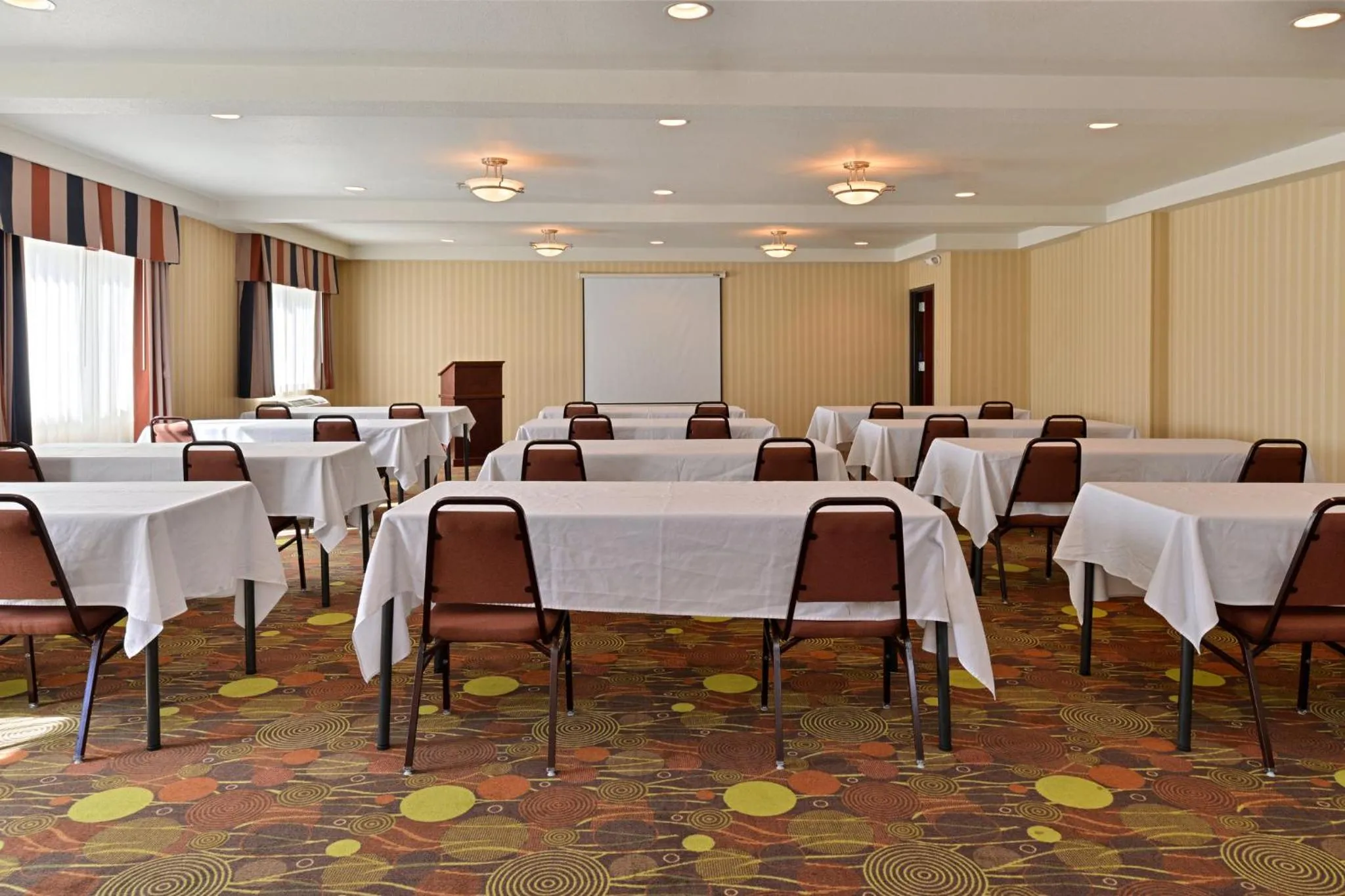 Meeting/conference room in Holiday Inn Express Portland South - Lake Oswego by IHG