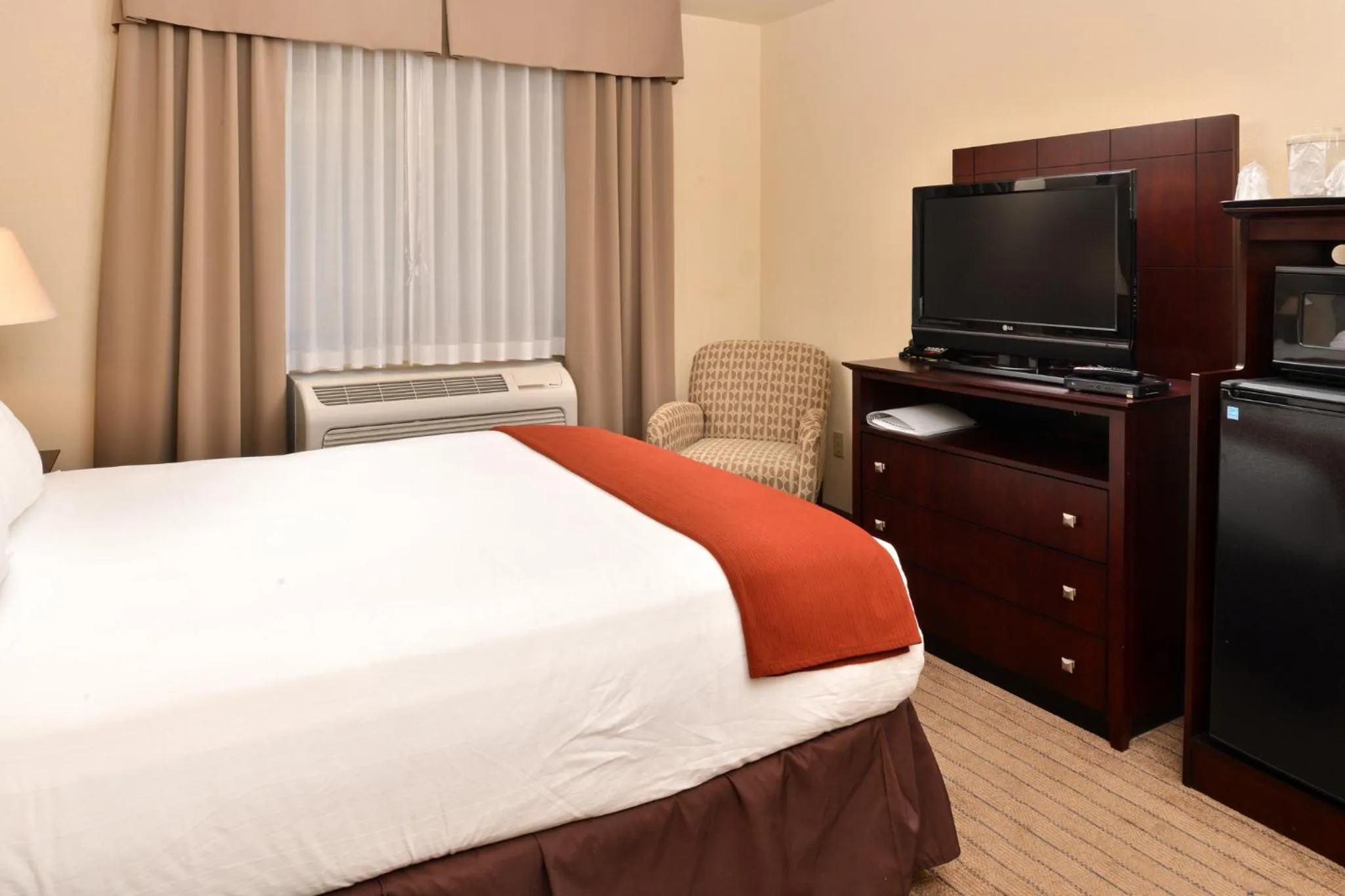 Photo of the whole room, Bed in Holiday Inn Express Portland South - Lake Oswego by IHG