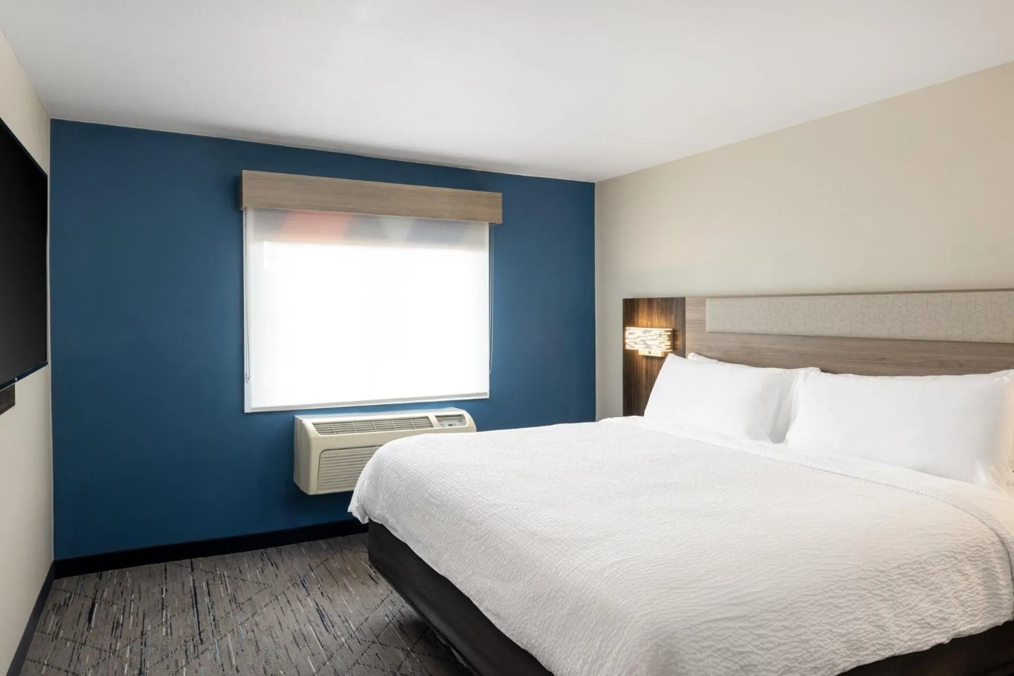 Photo of the whole room, Bed in Holiday Inn Express Portland South - Lake Oswego by IHG