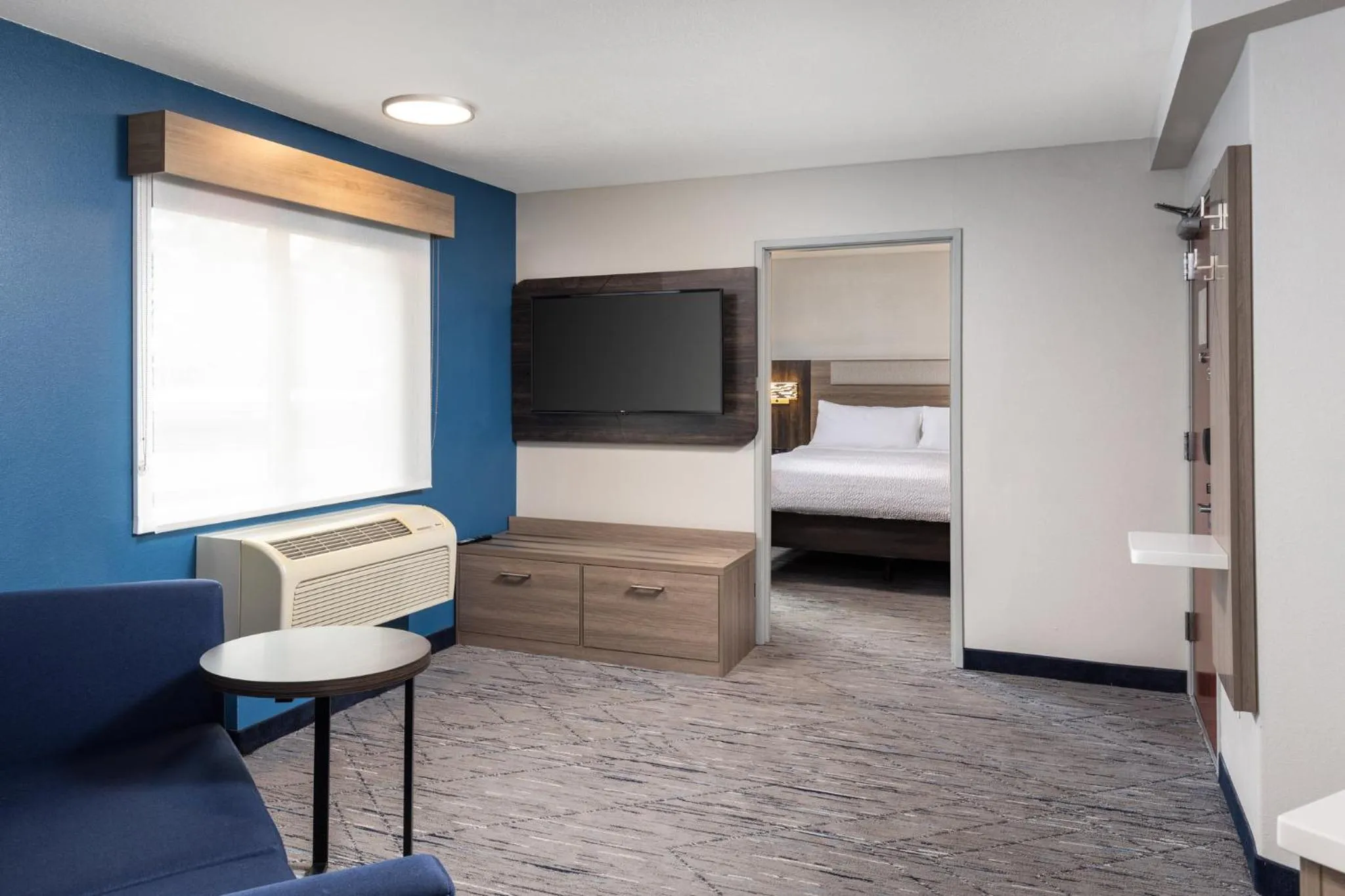 Photo of the whole room, Bed in Holiday Inn Express Portland South - Lake Oswego by IHG