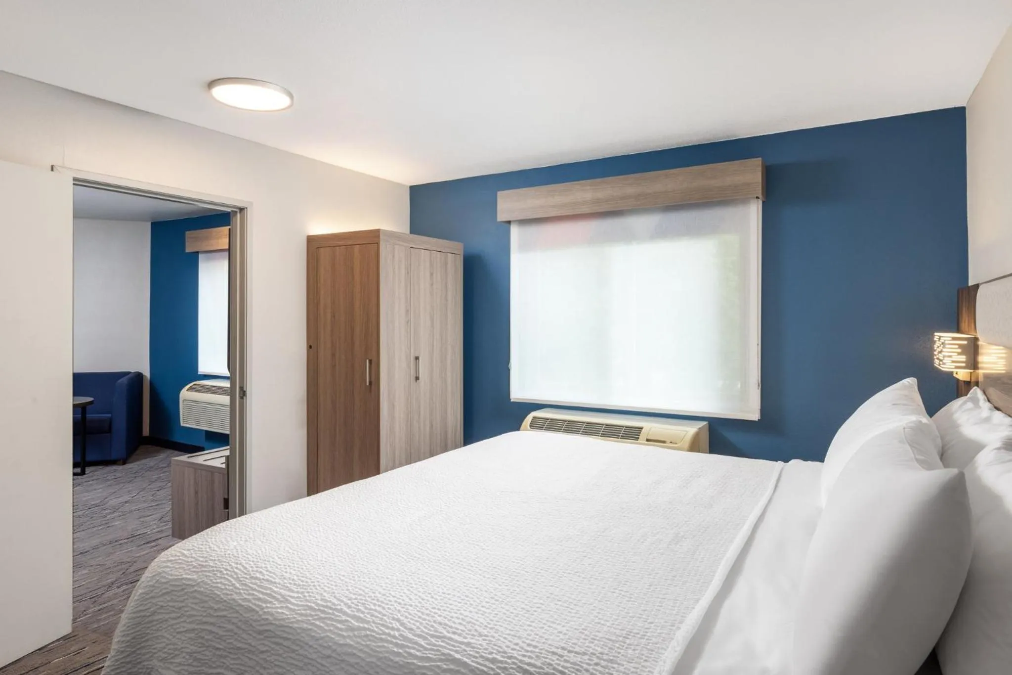 Photo of the whole room, Bed in Holiday Inn Express Portland South - Lake Oswego by IHG