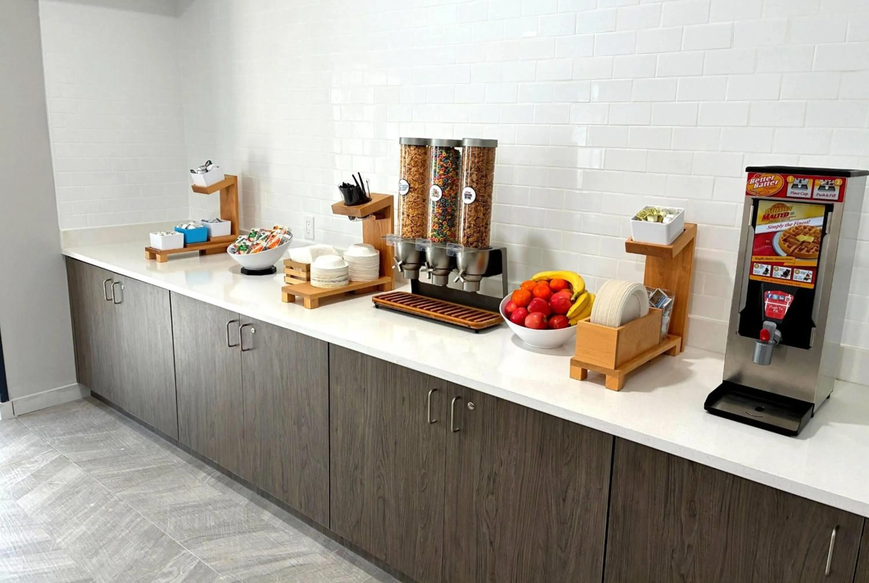 Breakfast in La Quinta Inn & Suites by Wyndham Bessemer