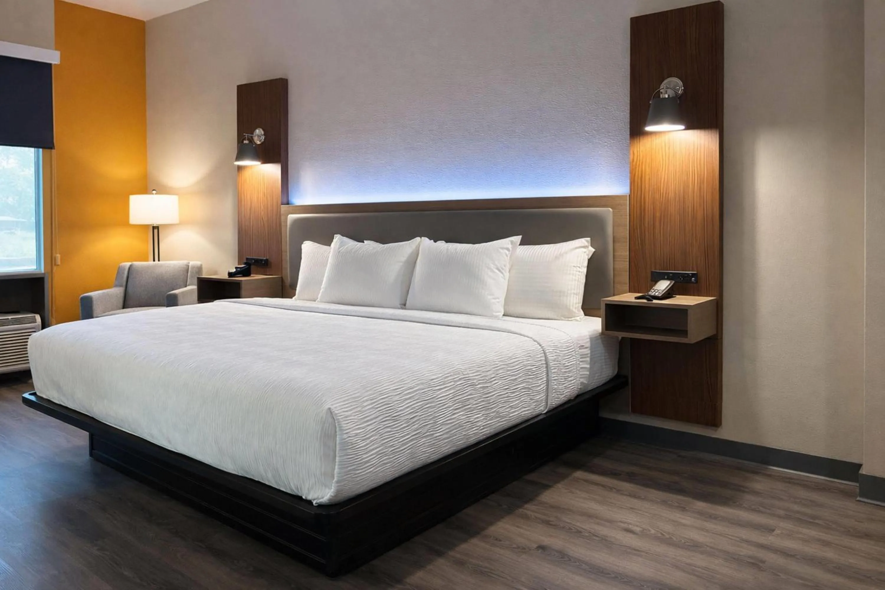 Photo of the whole room, Bed in La Quinta Inn & Suites by Wyndham Bessemer