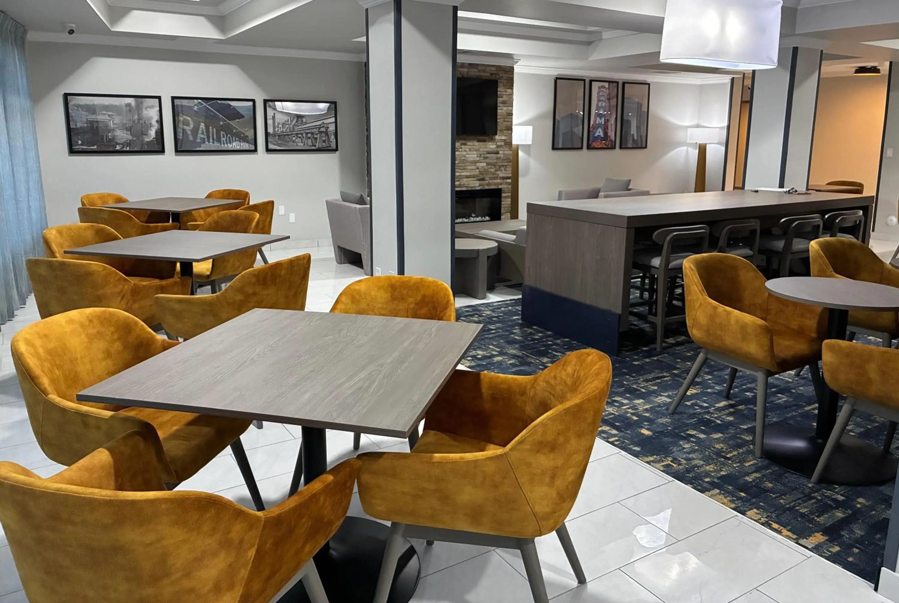 Breakfast in La Quinta Inn & Suites by Wyndham Bessemer