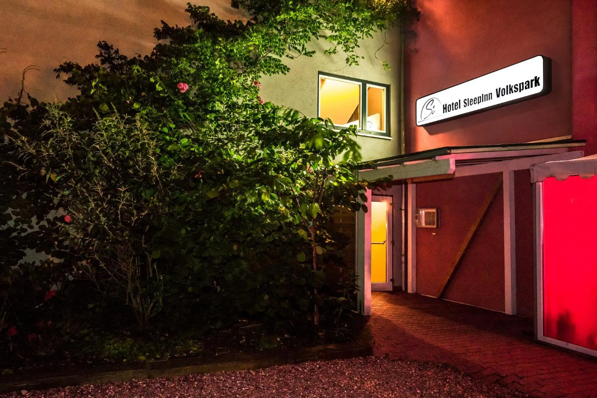 Facade/entrance in Hotel SleepInn Volkspark