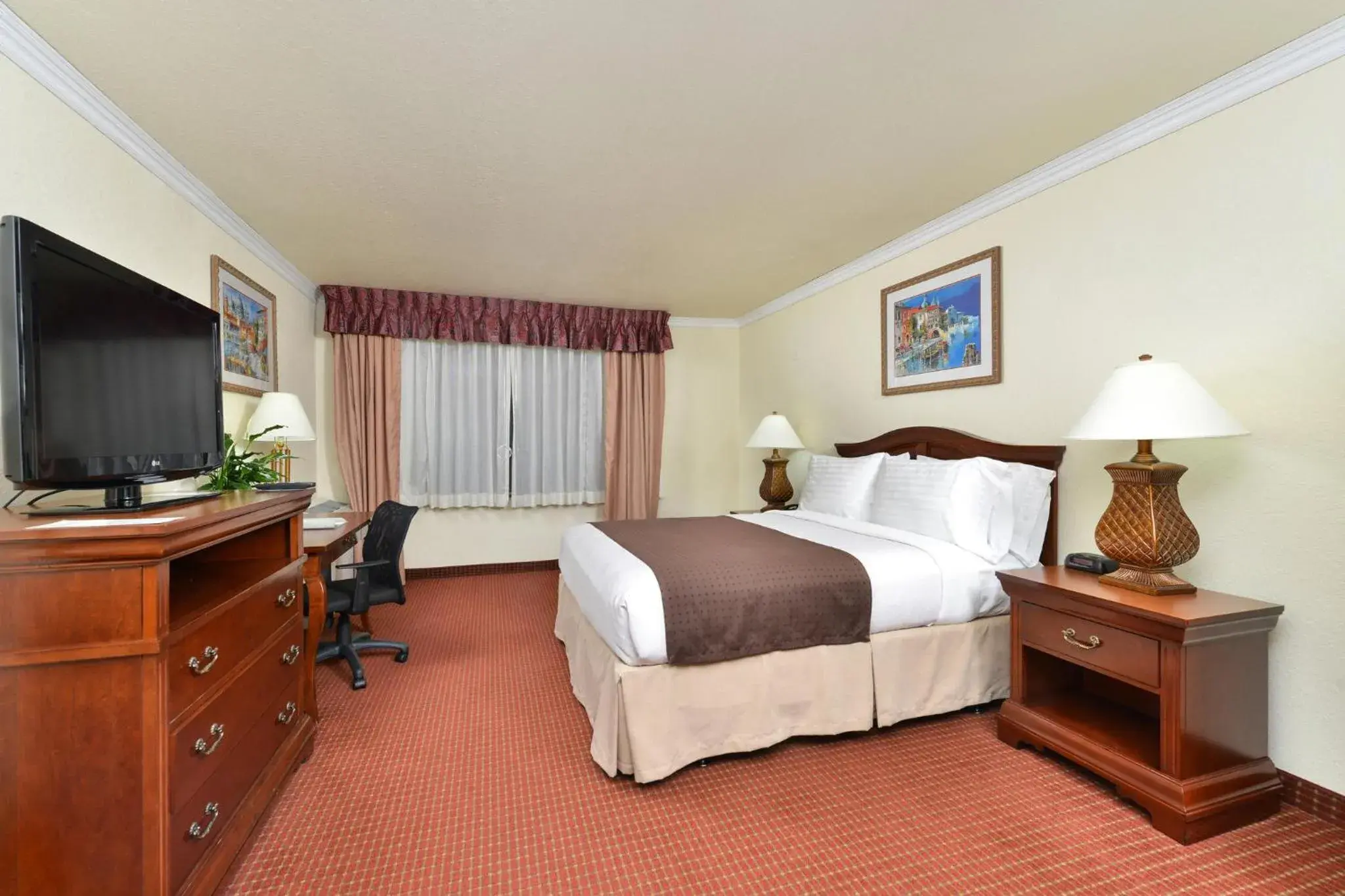 Photo of the whole room, Bed in Holiday Inn Rancho Cordova - Northeast Sacramento by IHG Photo of the whole room, Bed in Holiday Inn Rancho Cordova - Northeast Sacramento by IHG