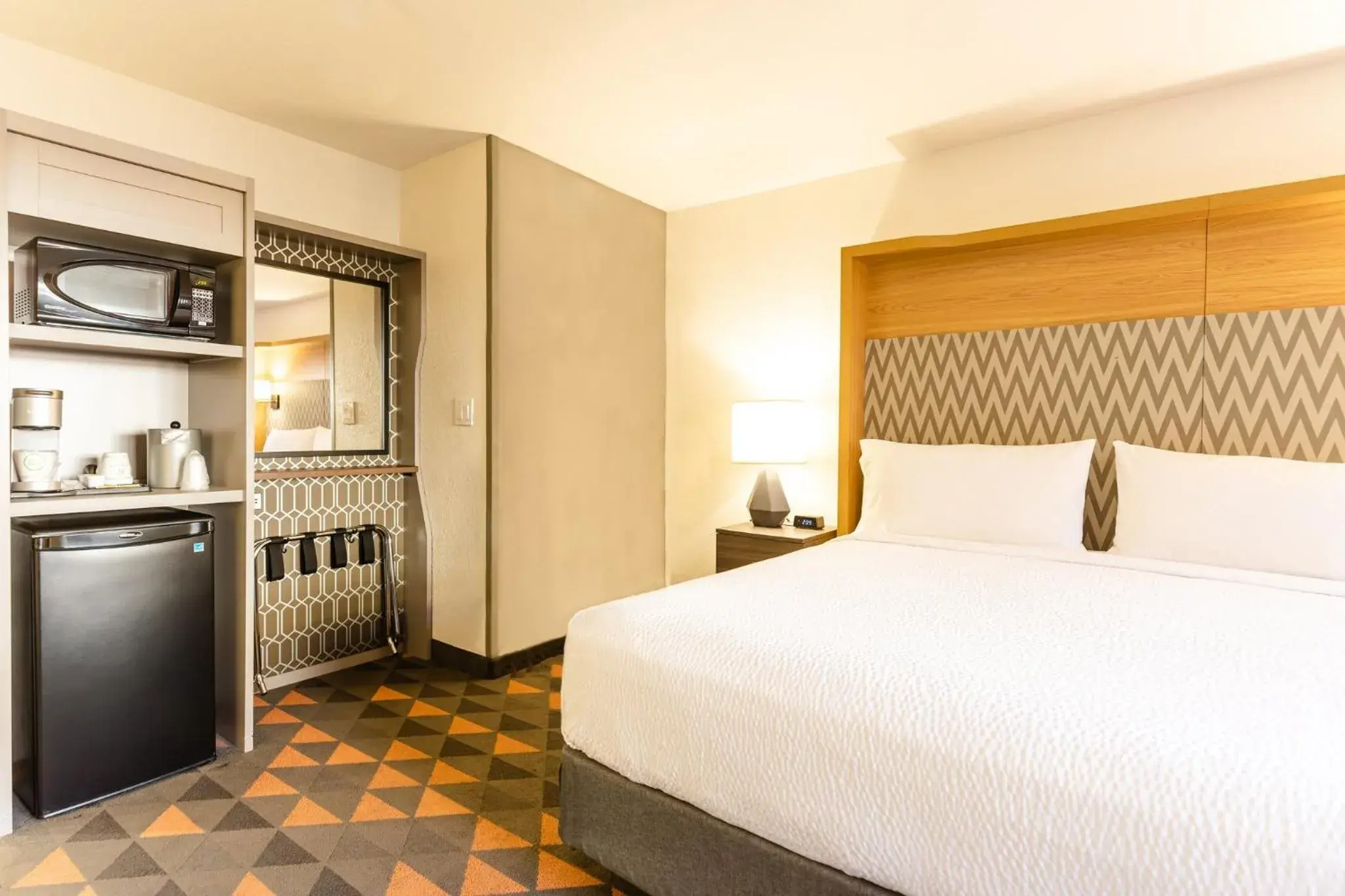 Photo of the whole room, Bed in Holiday Inn Rancho Cordova - Northeast Sacramento by IHG Photo of the whole room, Bed in Holiday Inn Rancho Cordova - Northeast Sacramento by IHG