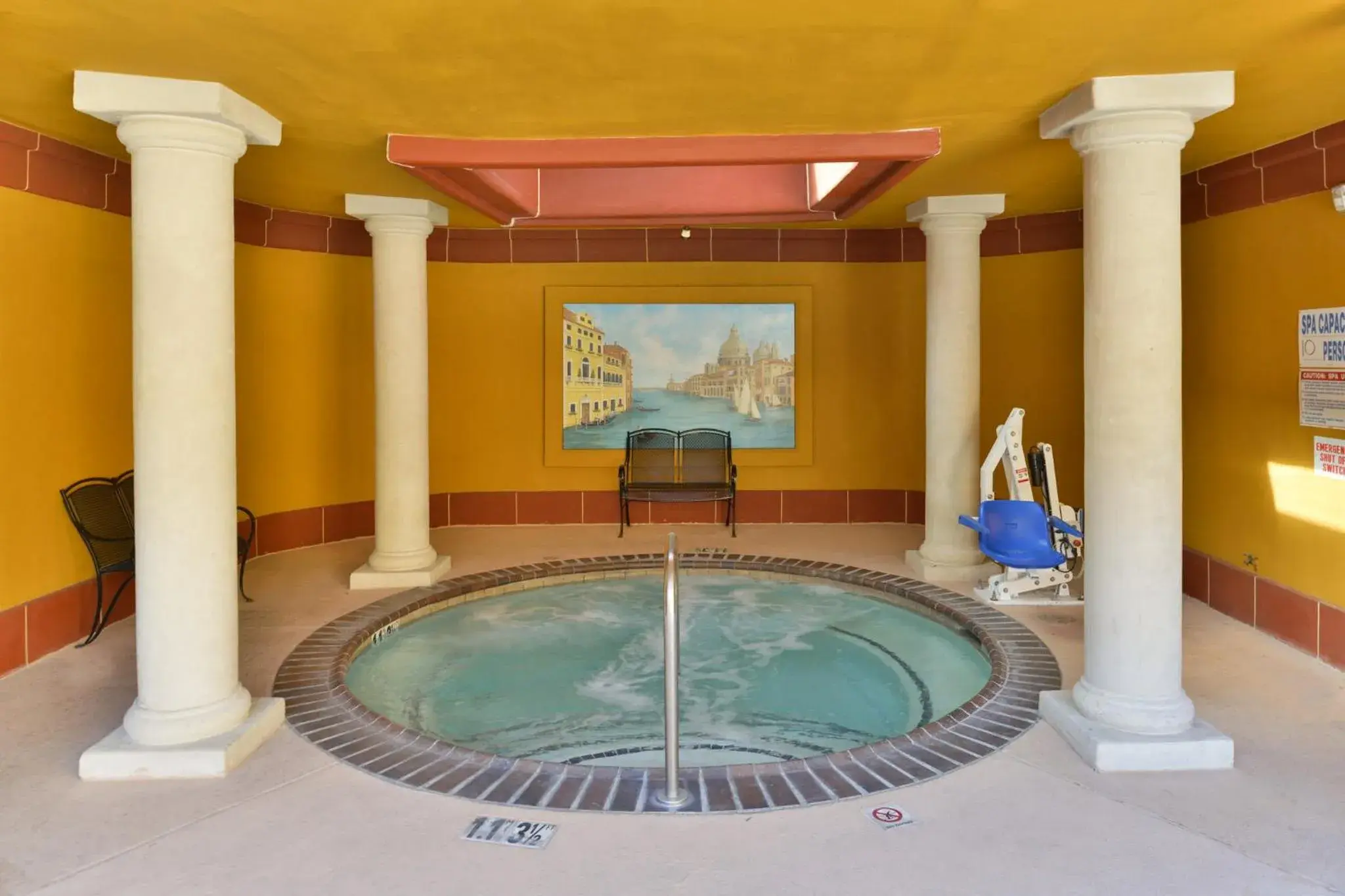 Swimming pool in Holiday Inn Rancho Cordova - Northeast Sacramento by IHG Swimming pool in Holiday Inn Rancho Cordova - Northeast Sacramento by IHG
