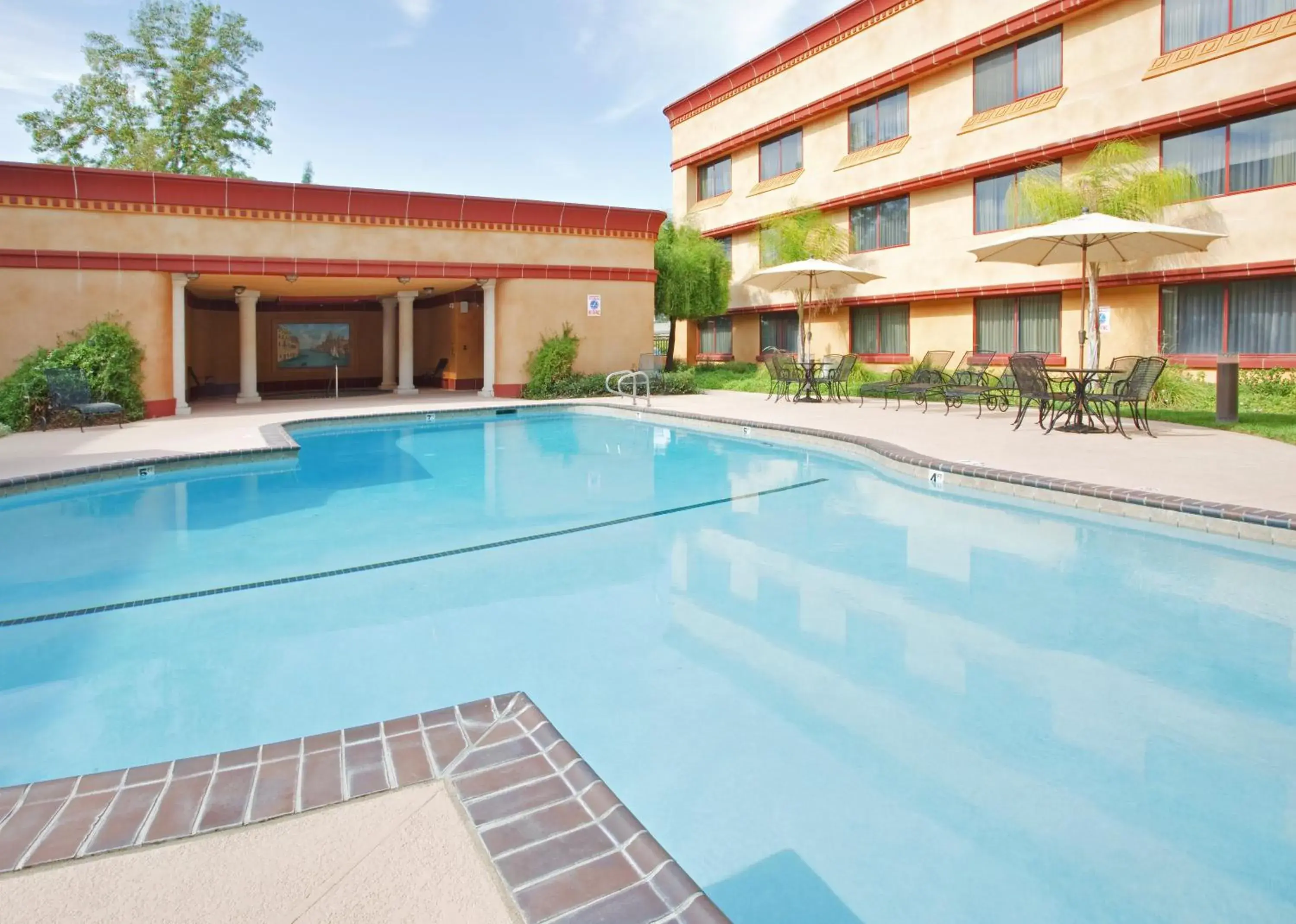Swimming pool in Holiday Inn Rancho Cordova - Northeast Sacramento by IHG Swimming pool in Holiday Inn Rancho Cordova - Northeast Sacramento by IHG