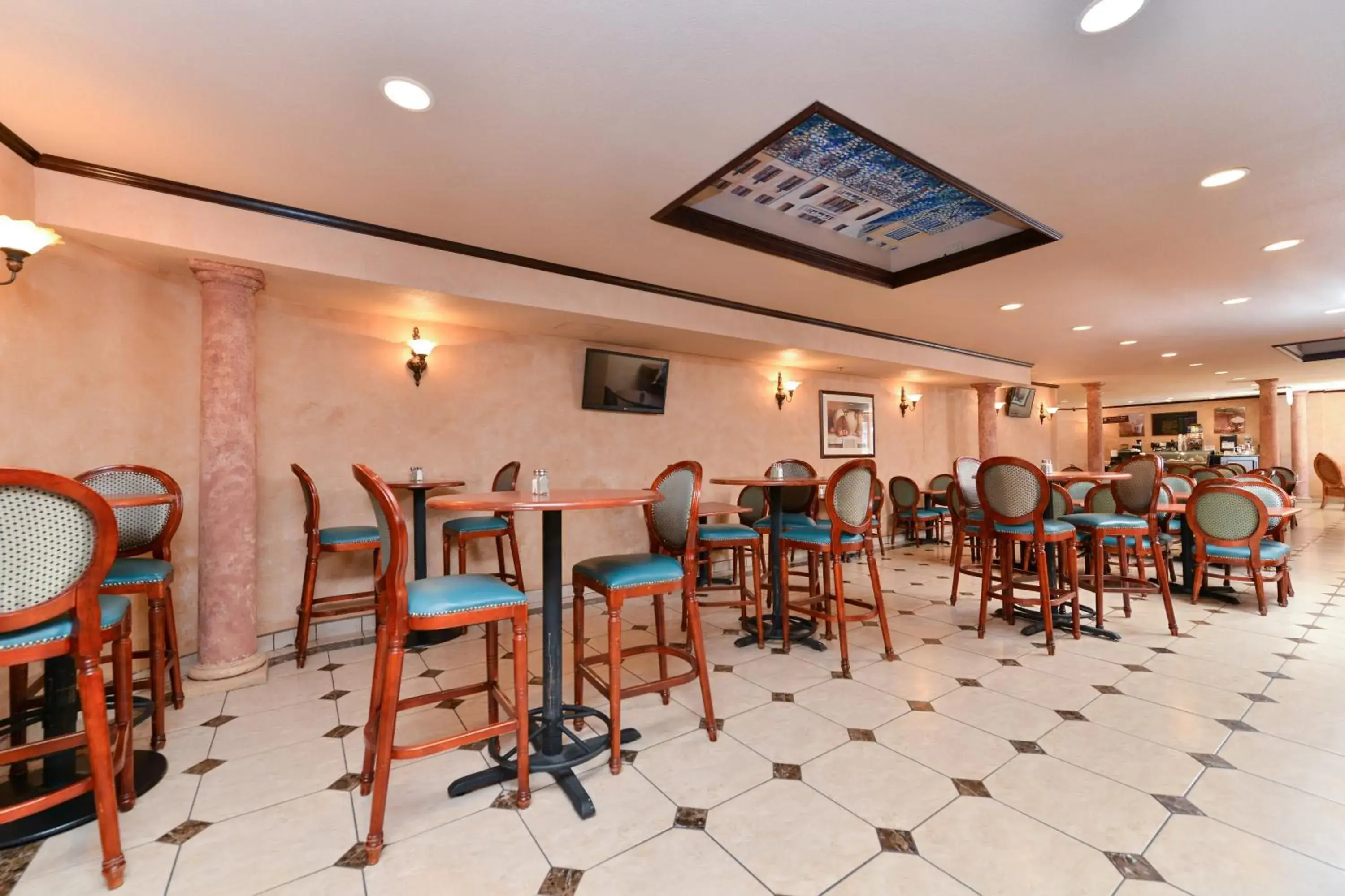 Lounge or bar in Holiday Inn Rancho Cordova - Northeast Sacramento by IHG Lounge or bar in Holiday Inn Rancho Cordova - Northeast Sacramento by IHG