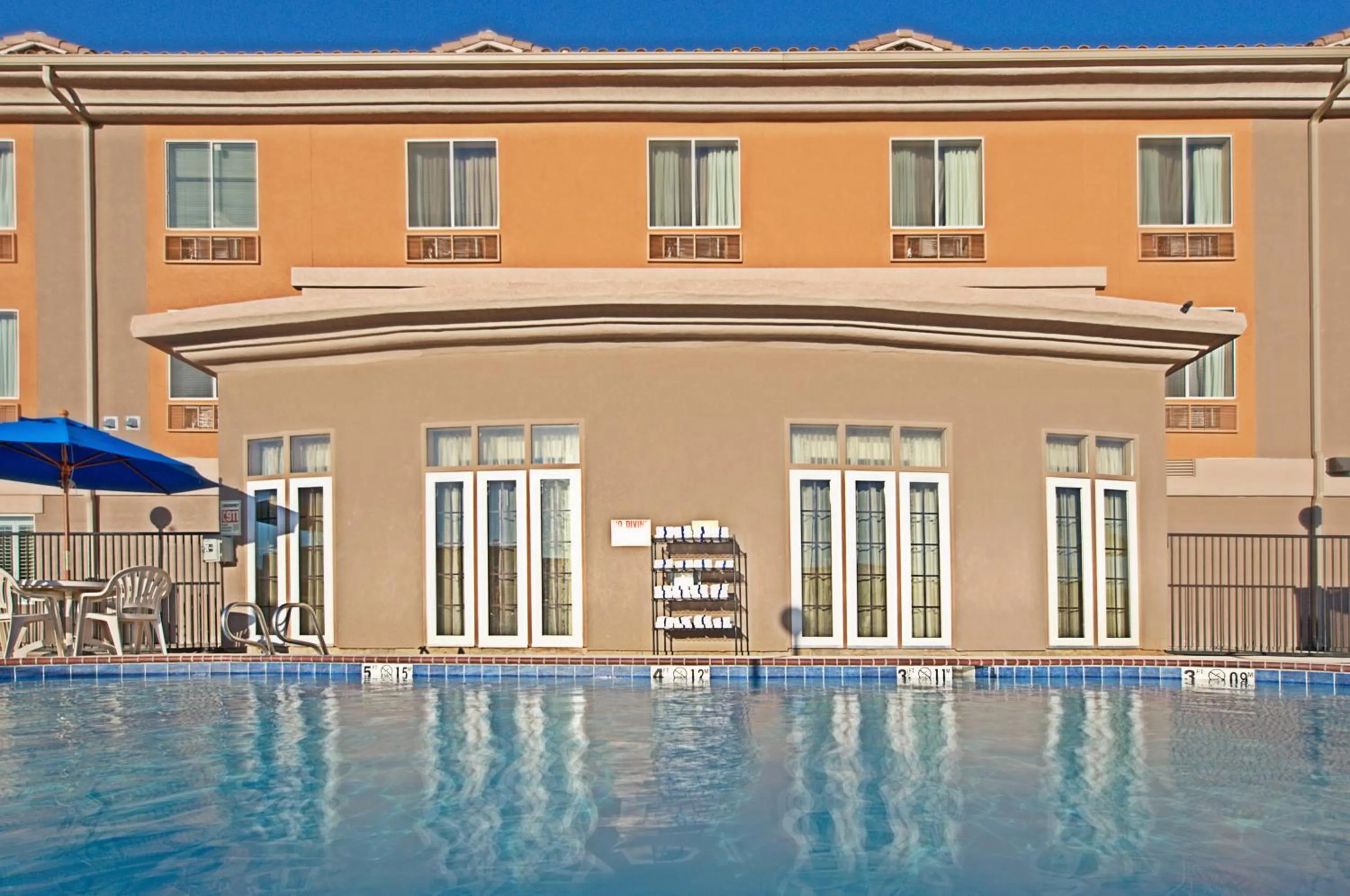 Swimming pool in Holiday Inn Express & Suites Tucson by IHG