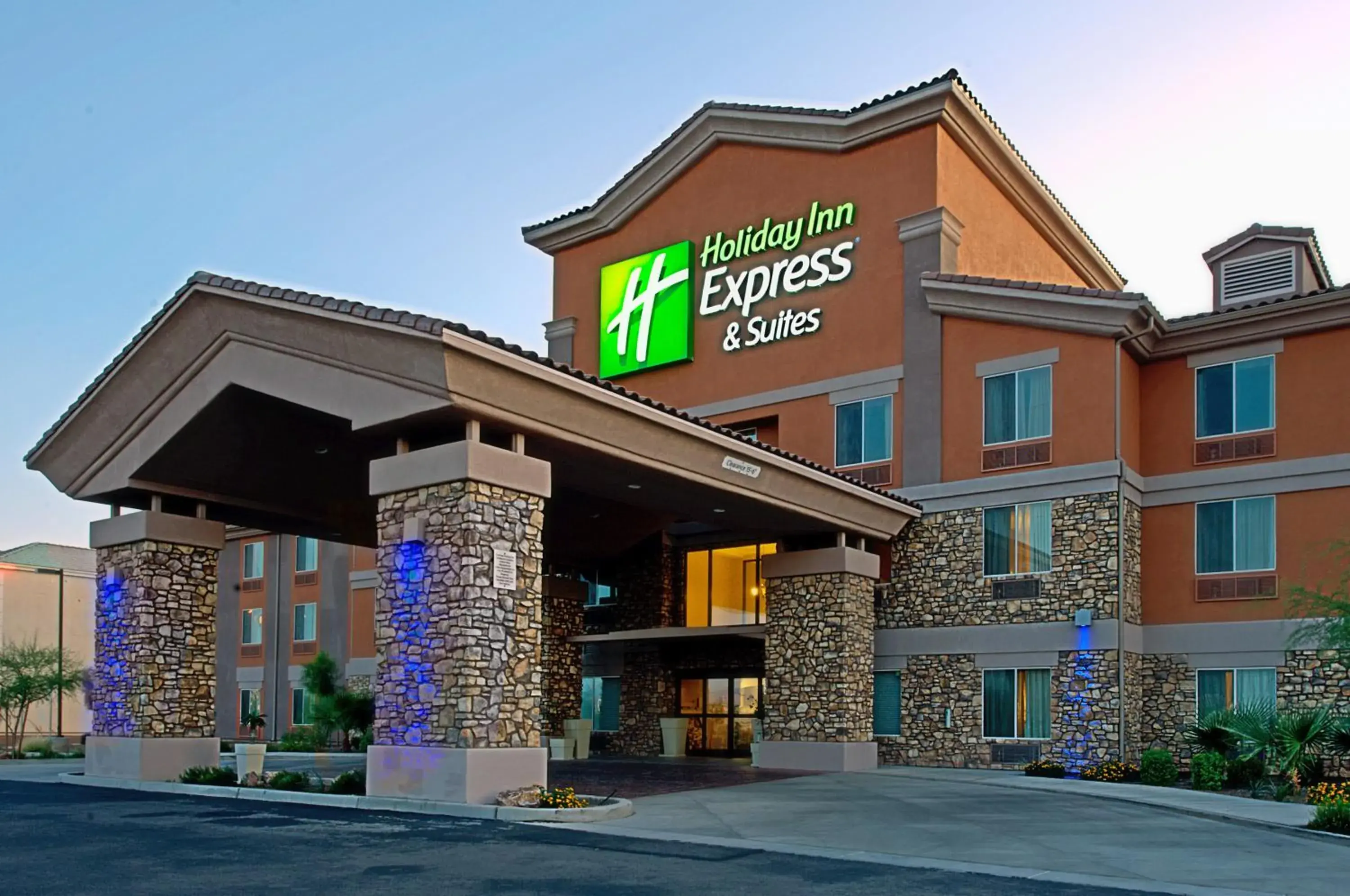 Property building in Holiday Inn Express & Suites Tucson by IHG Property building in Holiday Inn Express & Suites Tucson by IHG