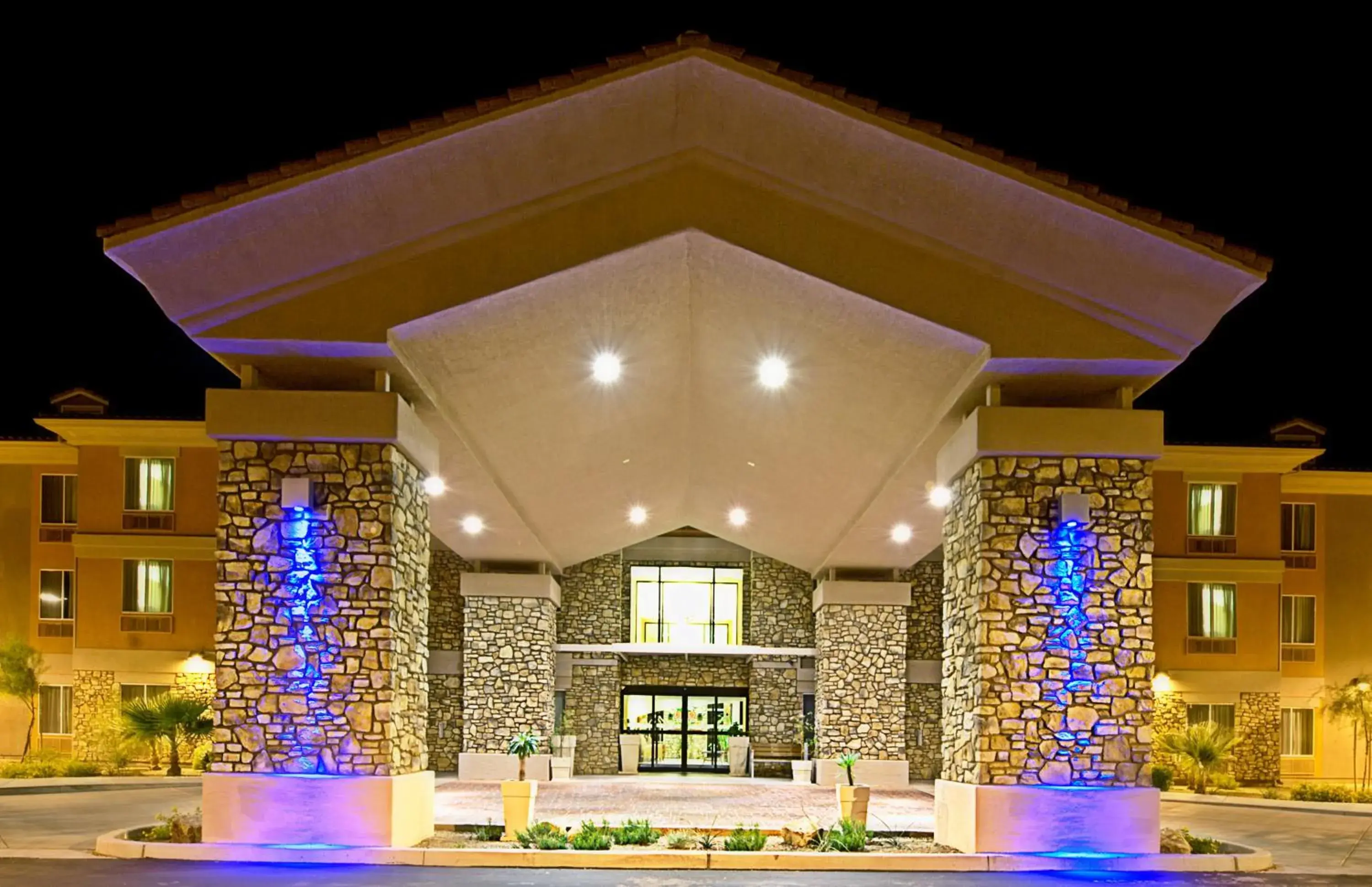 Property building in Holiday Inn Express & Suites Tucson by IHG Property building in Holiday Inn Express & Suites Tucson by IHG