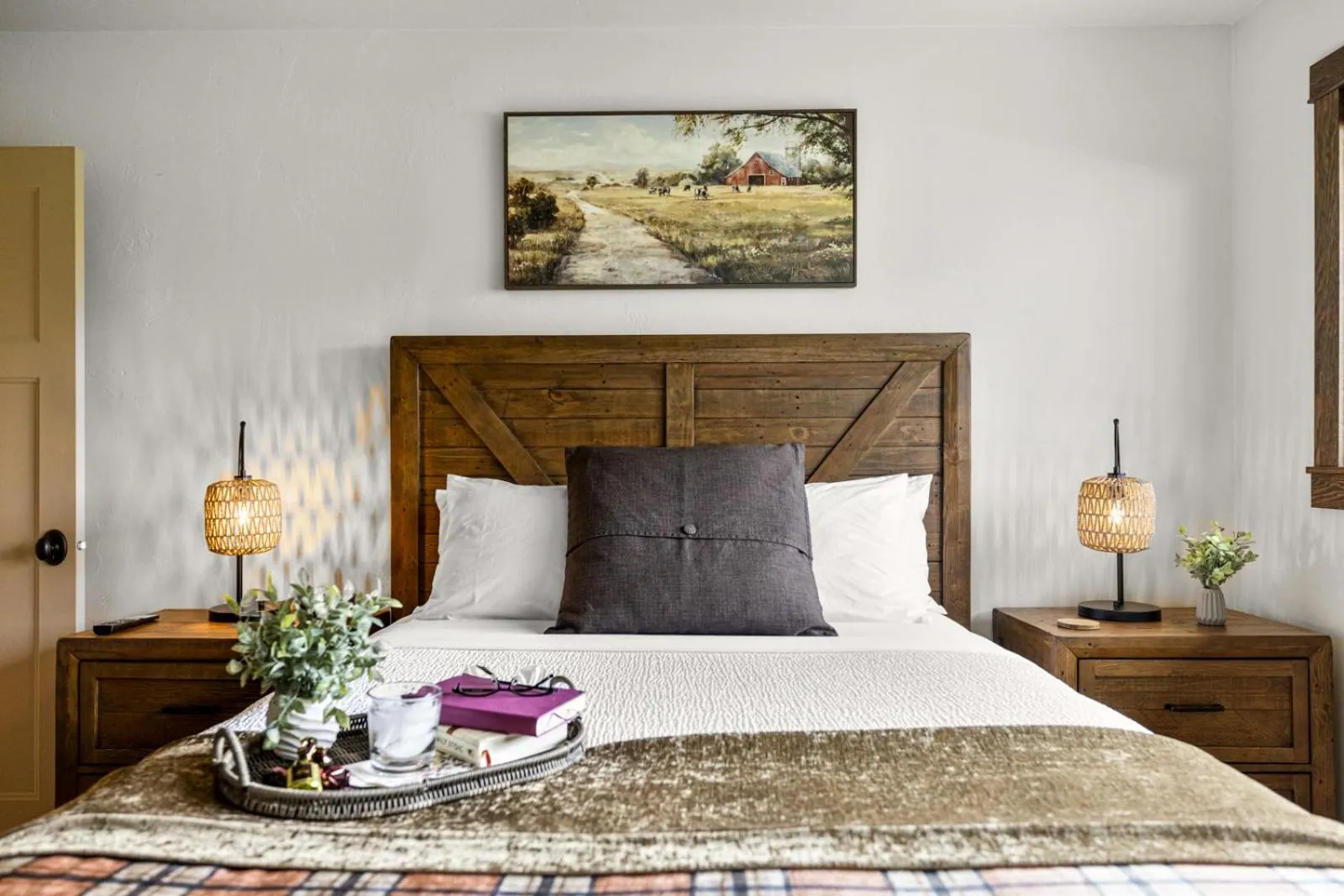 Bedroom, Bed in Coyote Bluff Estate