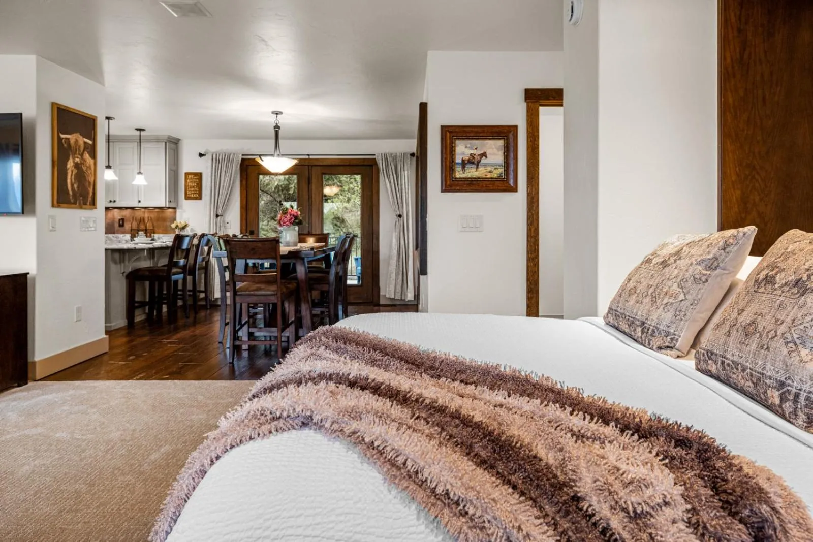 Living room, Bed in Coyote Bluff Estate