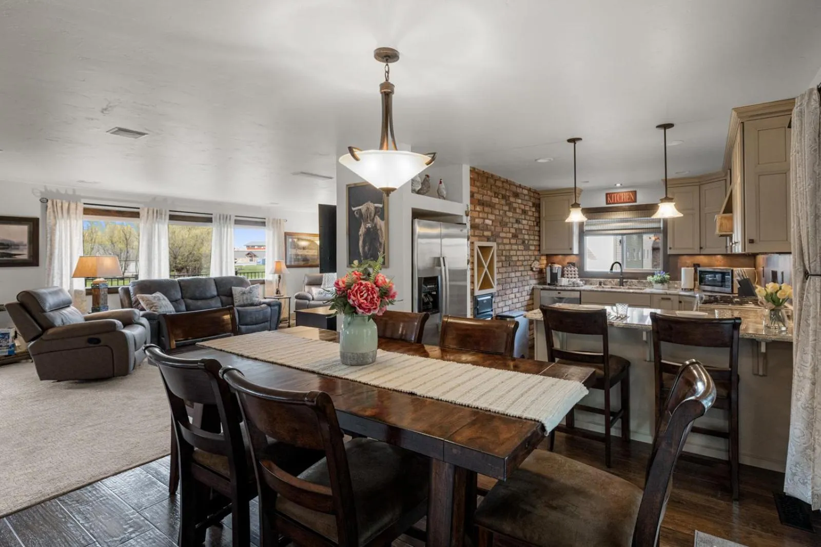 Dining area in Coyote Bluff Estate