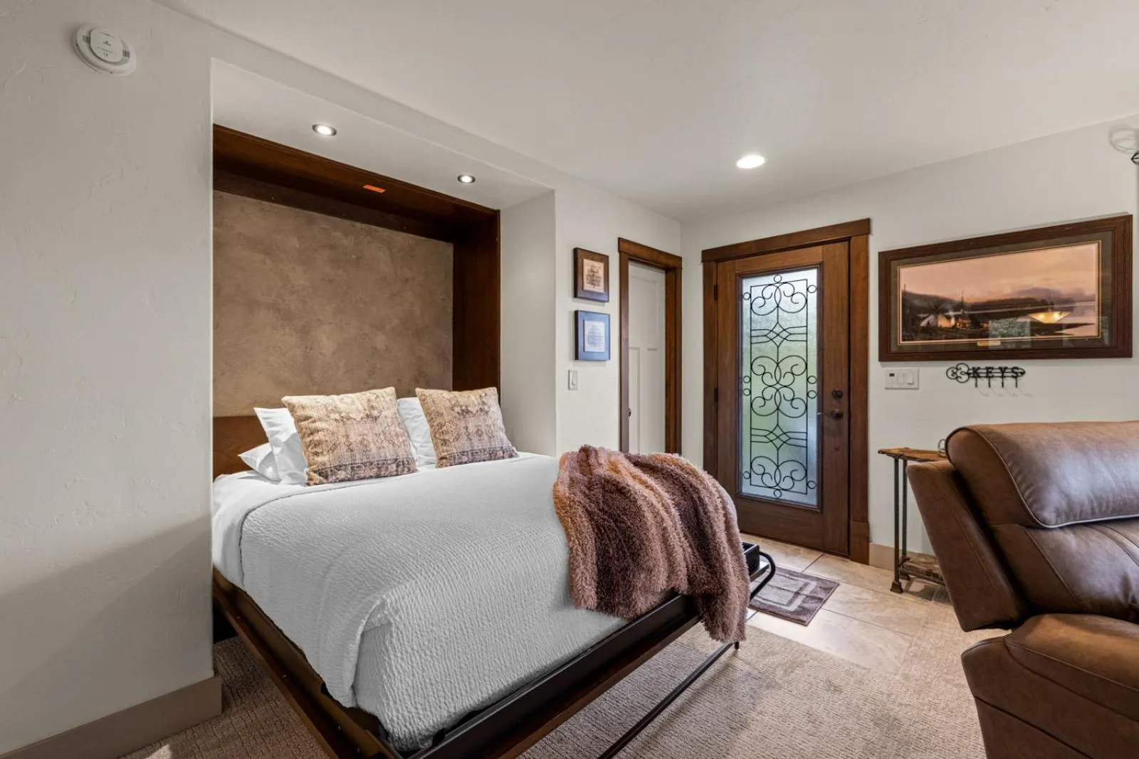 Living room, Bed in Coyote Bluff Estate