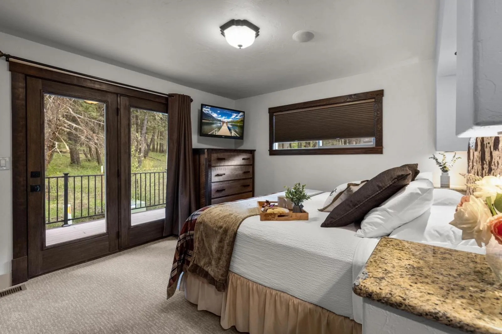 Bedroom, Bed in Coyote Bluff Estate
