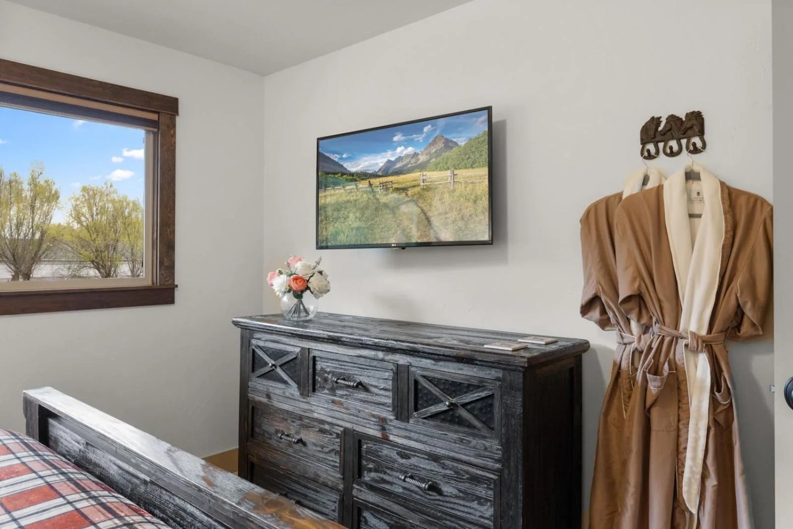 Bedroom, Bed in Coyote Bluff Estate