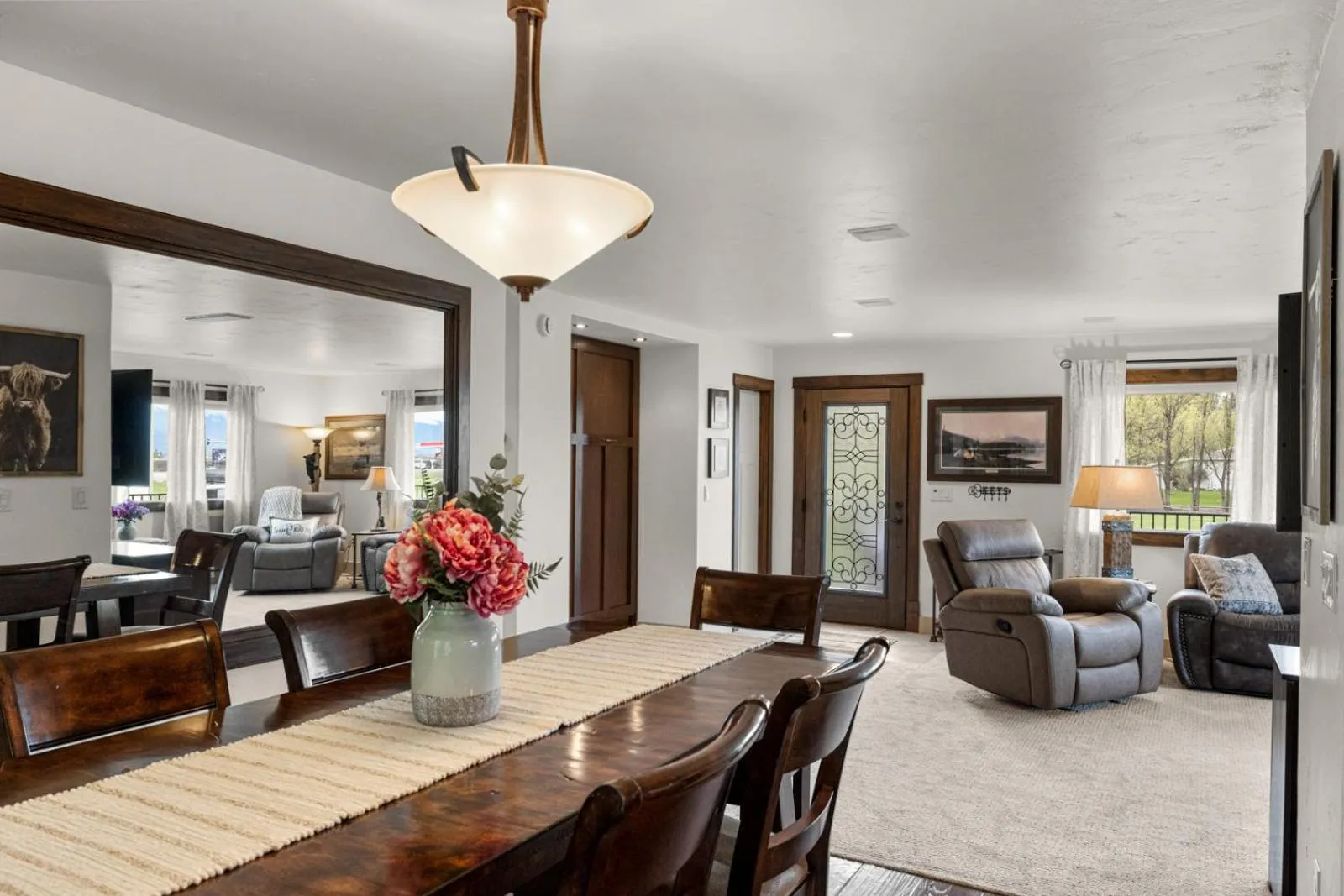 Dining area in Coyote Bluff Estate