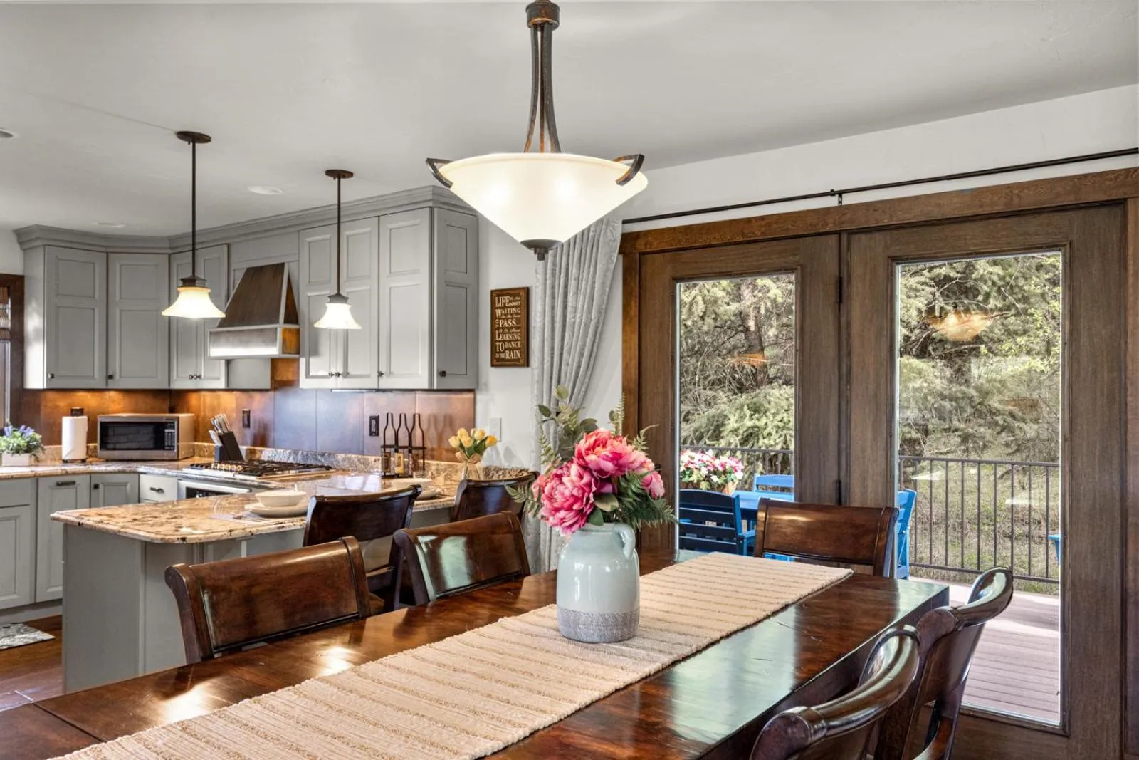 Dining area in Coyote Bluff Estate