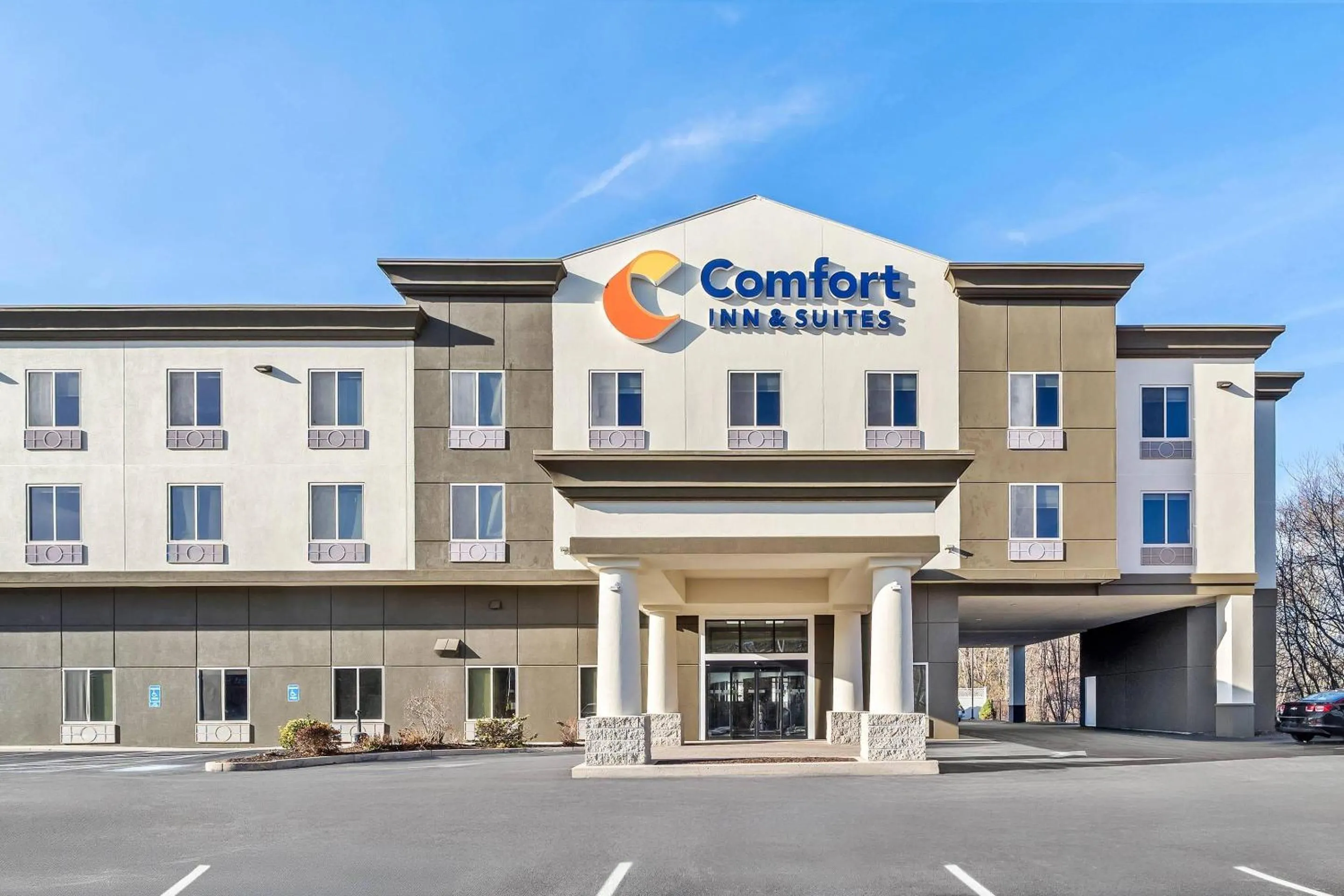 Property building in Comfort Inn & Suites Plainville-Foxboro