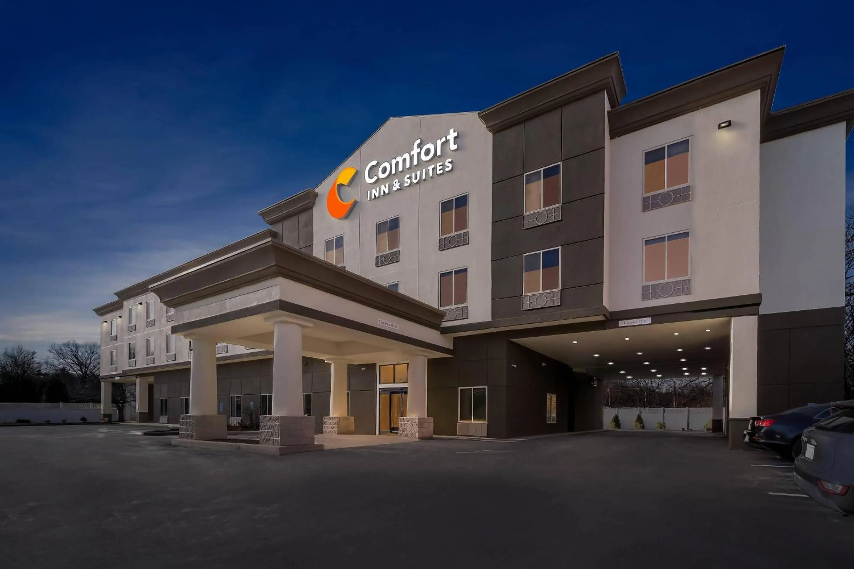 Property building in Comfort Inn & Suites Plainville-Foxboro