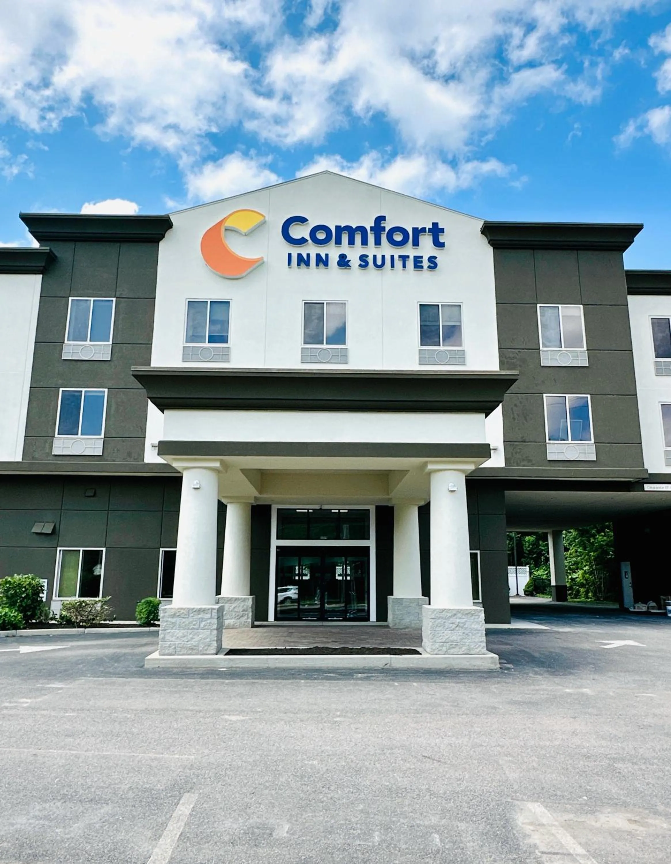 Property building in Comfort Inn & Suites Plainville-Foxboro
