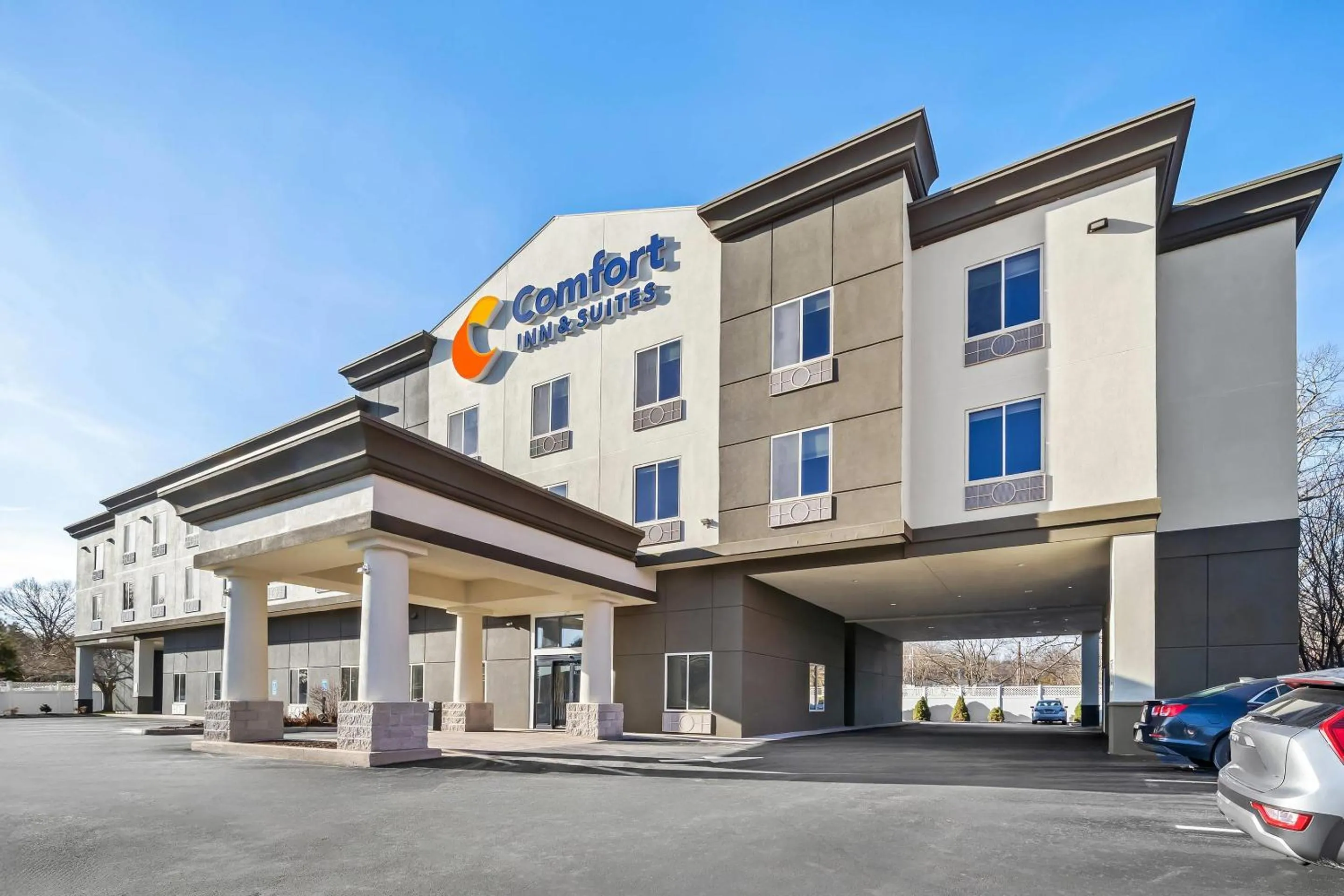 Property building in Comfort Inn & Suites Plainville-Foxboro