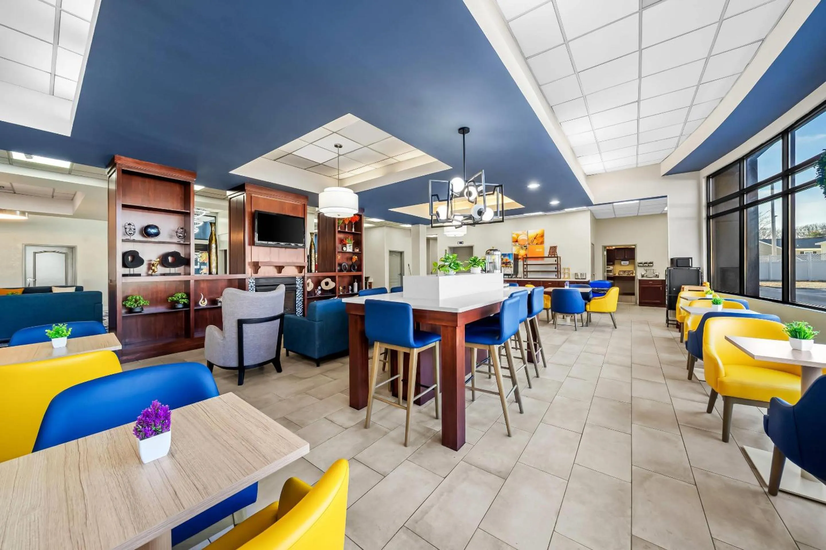 Breakfast in Comfort Inn & Suites Plainville-Foxboro