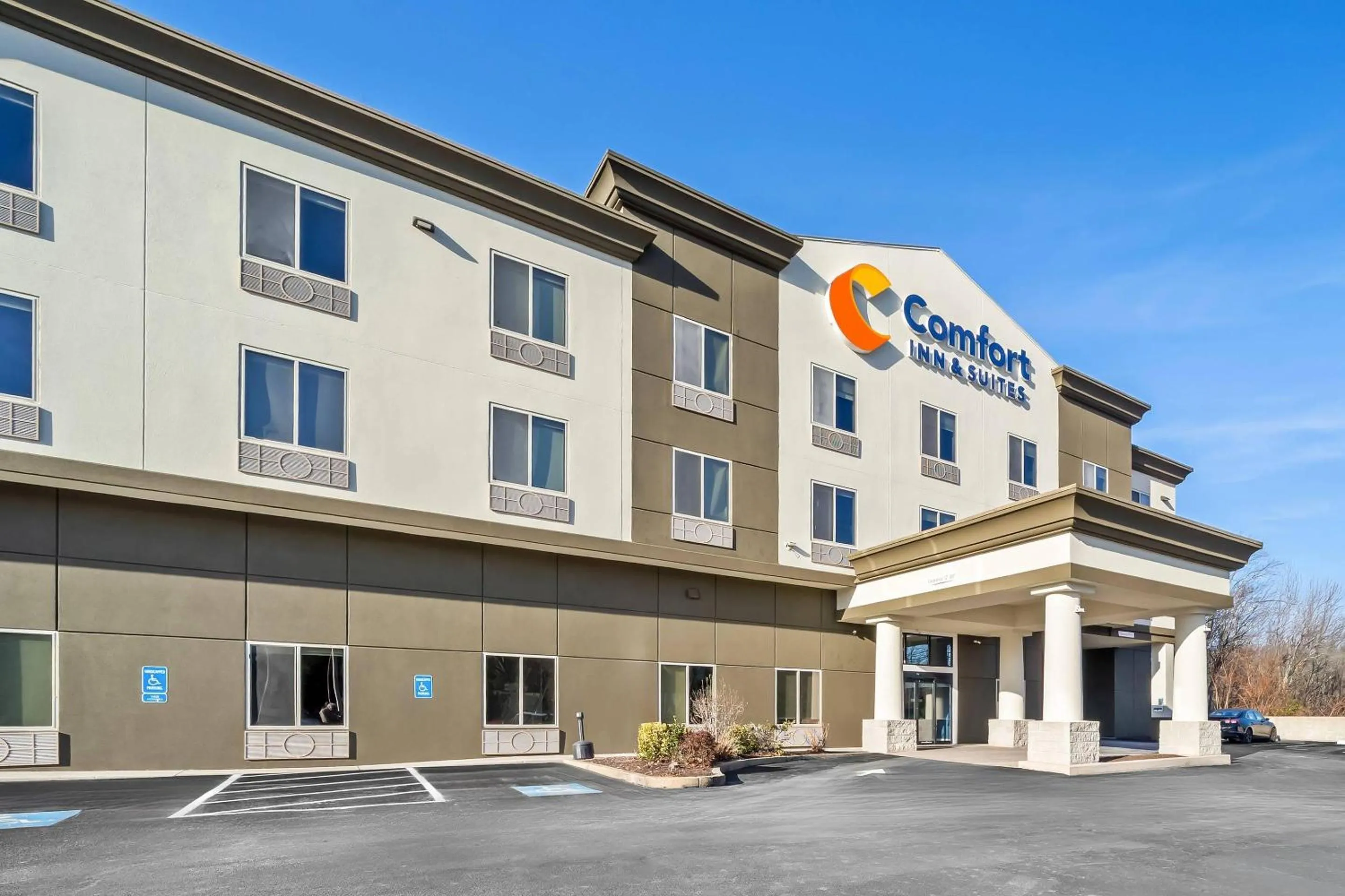 Property building in Comfort Inn & Suites Plainville-Foxboro