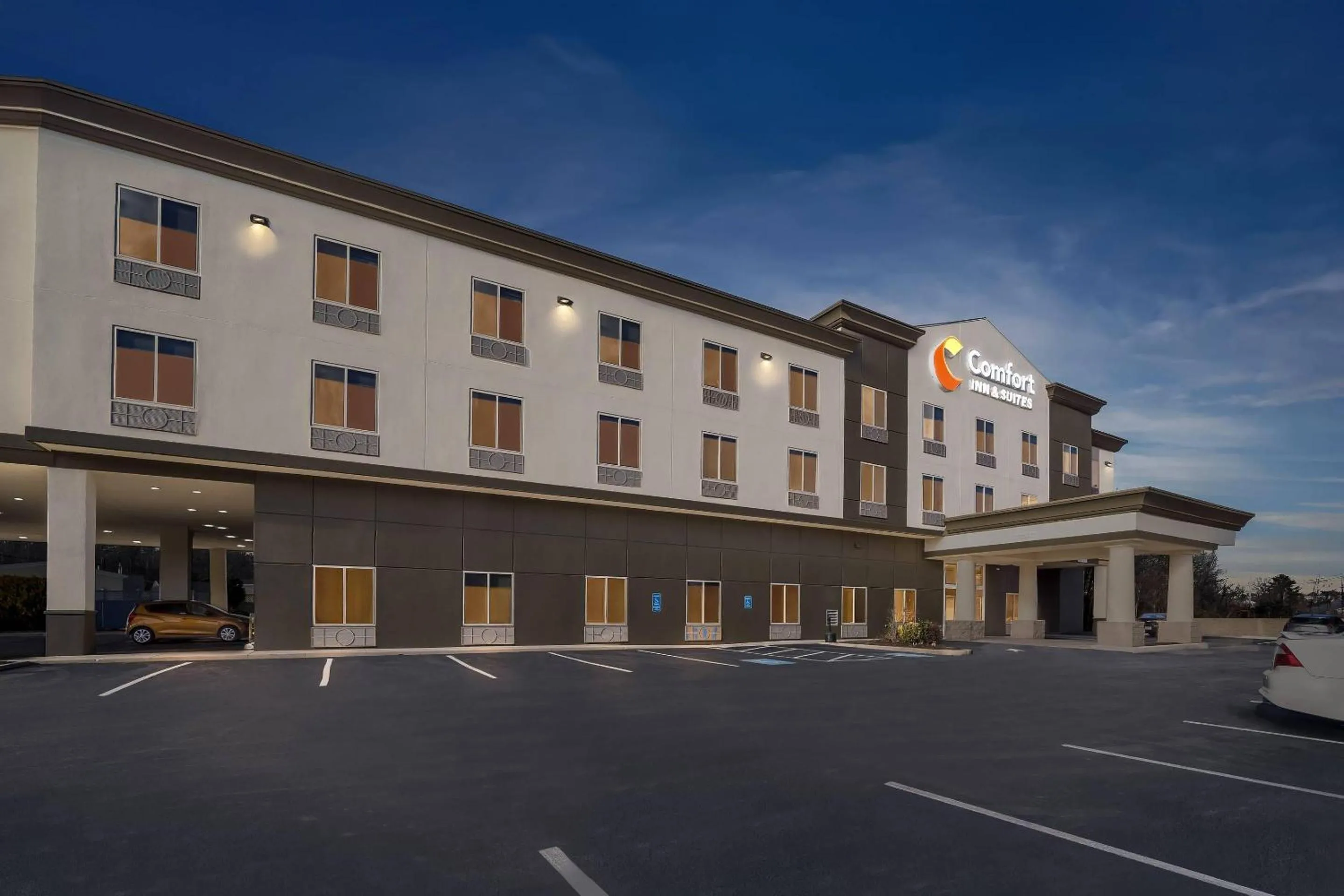 Property building in Comfort Inn & Suites Plainville-Foxboro