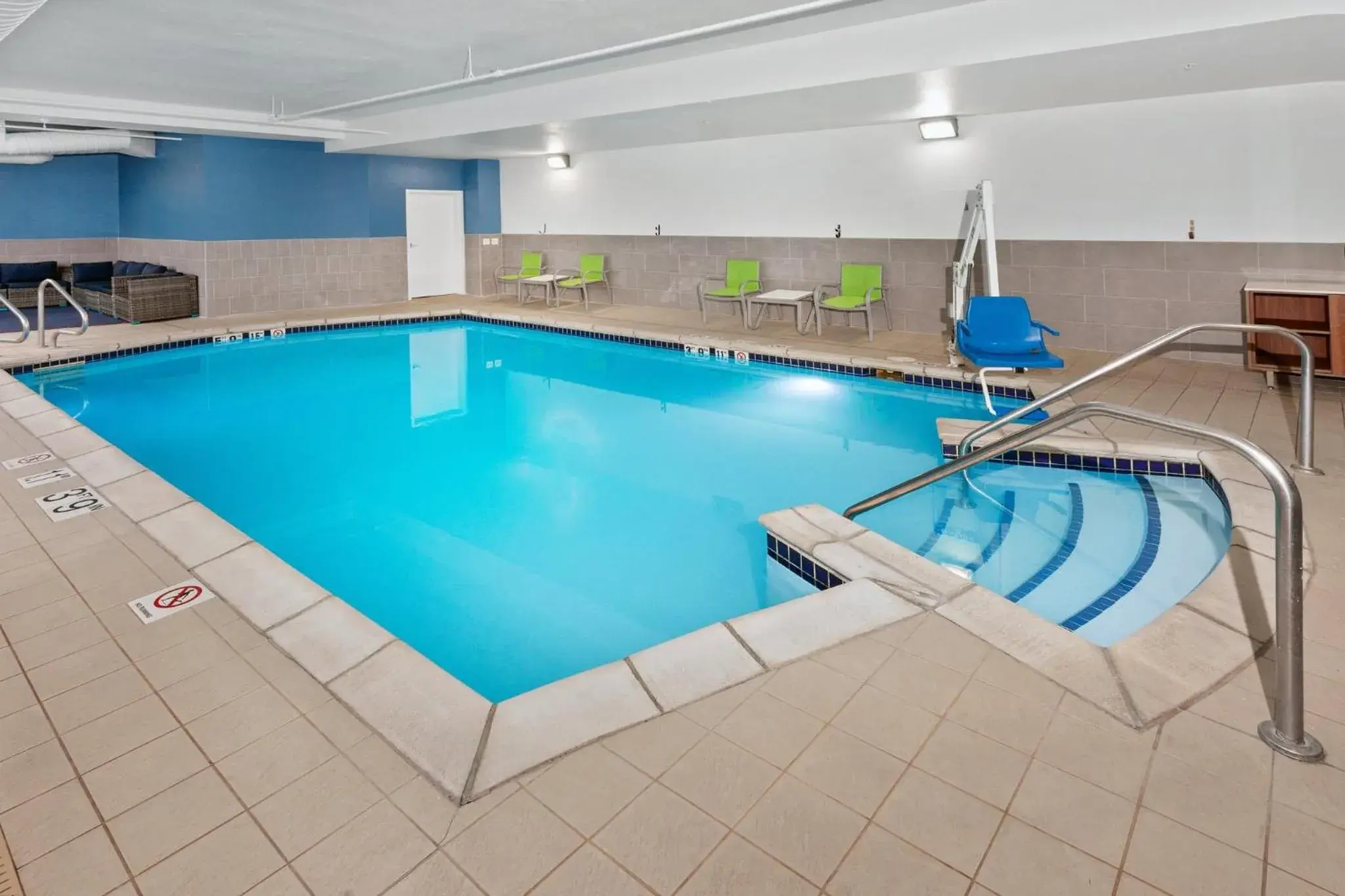 Swimming pool in Holiday Inn Express & Suites Chicago West-O'Hare Arpt Area by IHG Swimming pool in Holiday Inn Express & Suites Chicago West-O'Hare Arpt Area by IHG