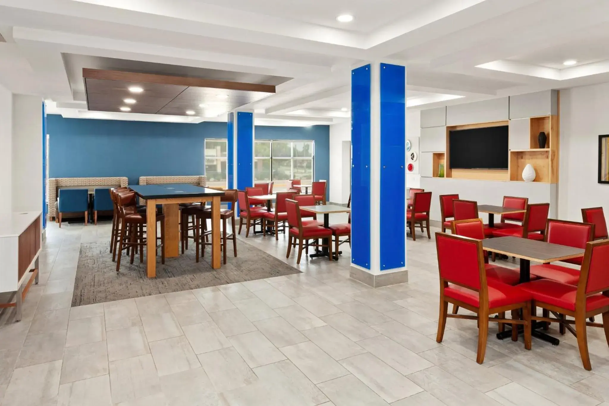 Property building in Holiday Inn Express & Suites Chicago West-O'Hare Arpt Area by IHG Property building in Holiday Inn Express & Suites Chicago West-O'Hare Arpt Area by IHG