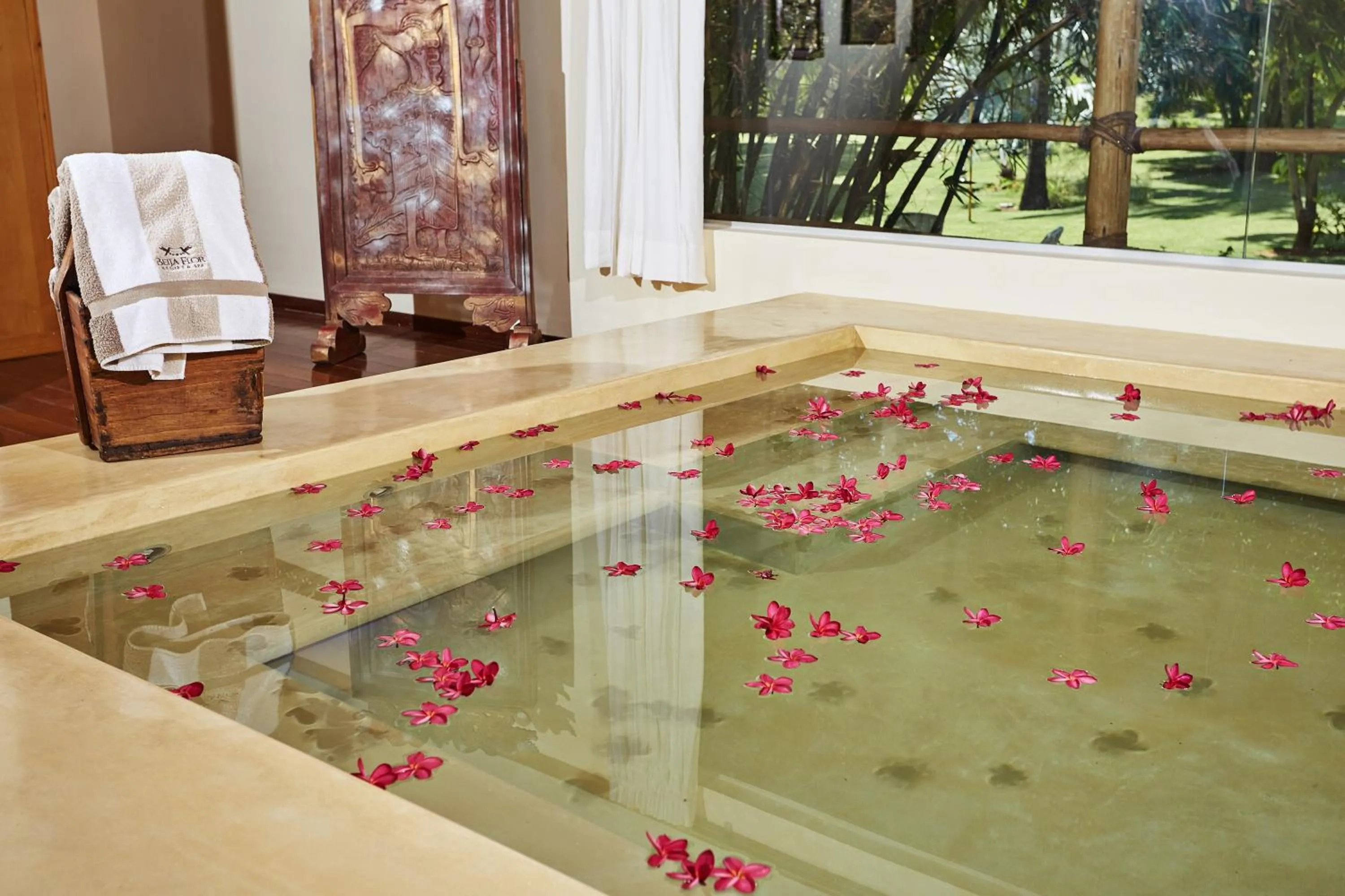 Hot Tub in Beija Flor Exclusive Hotel & Spa