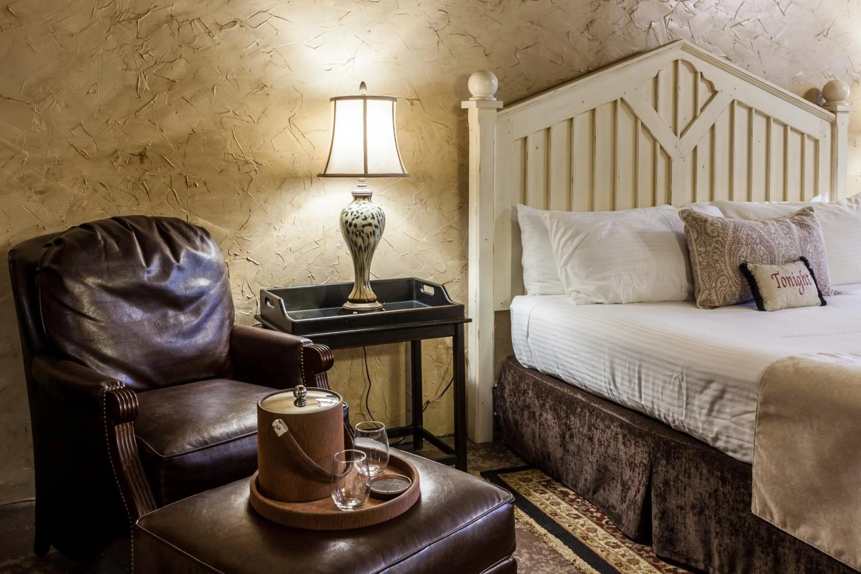 Bed in The Inn at Leola Village, a Historic Hotel of America