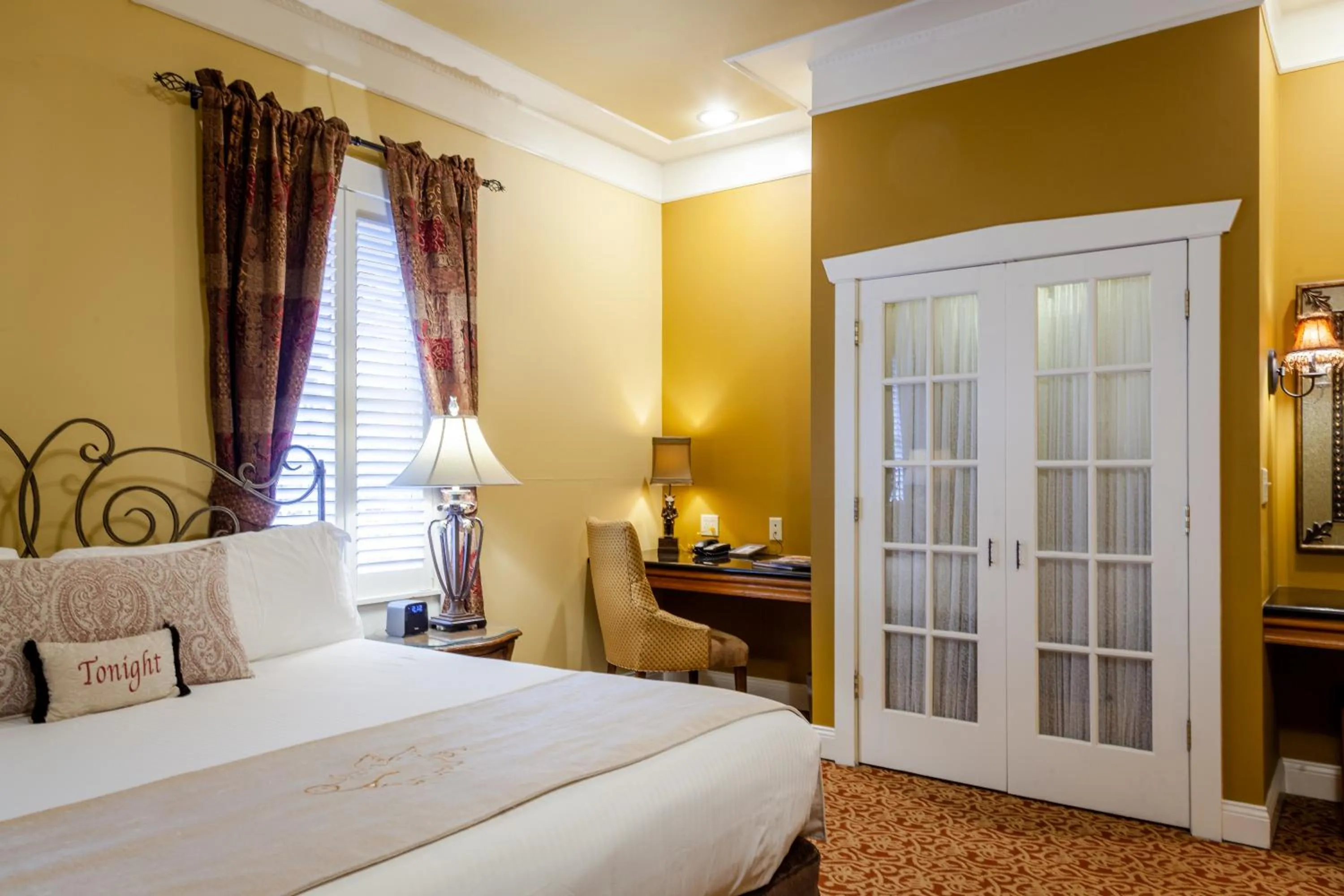 Bed in The Inn at Leola Village, a Historic Hotel of America